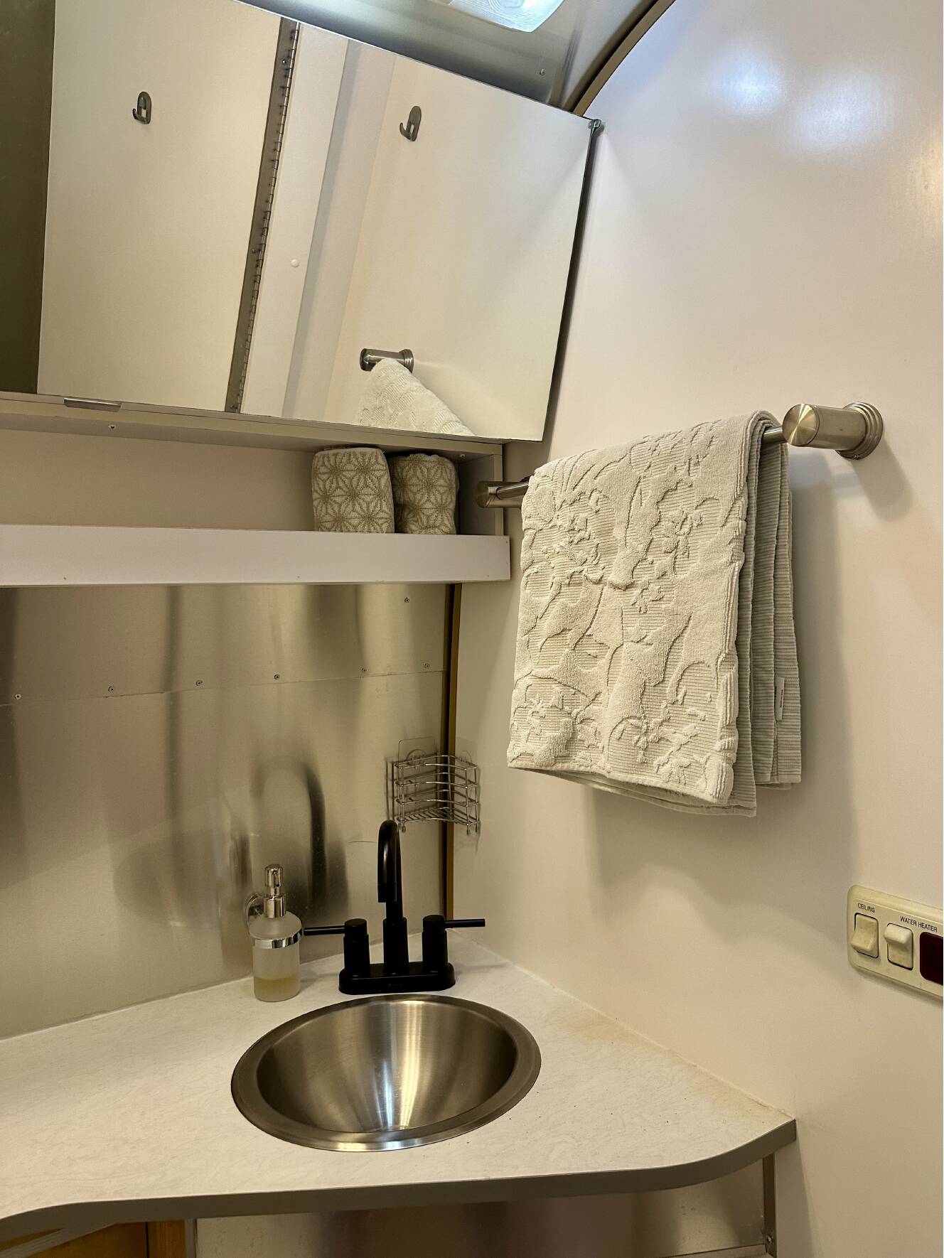 A photo of this 2009 Airstream FLYING CLOUD 25FB QUEEN