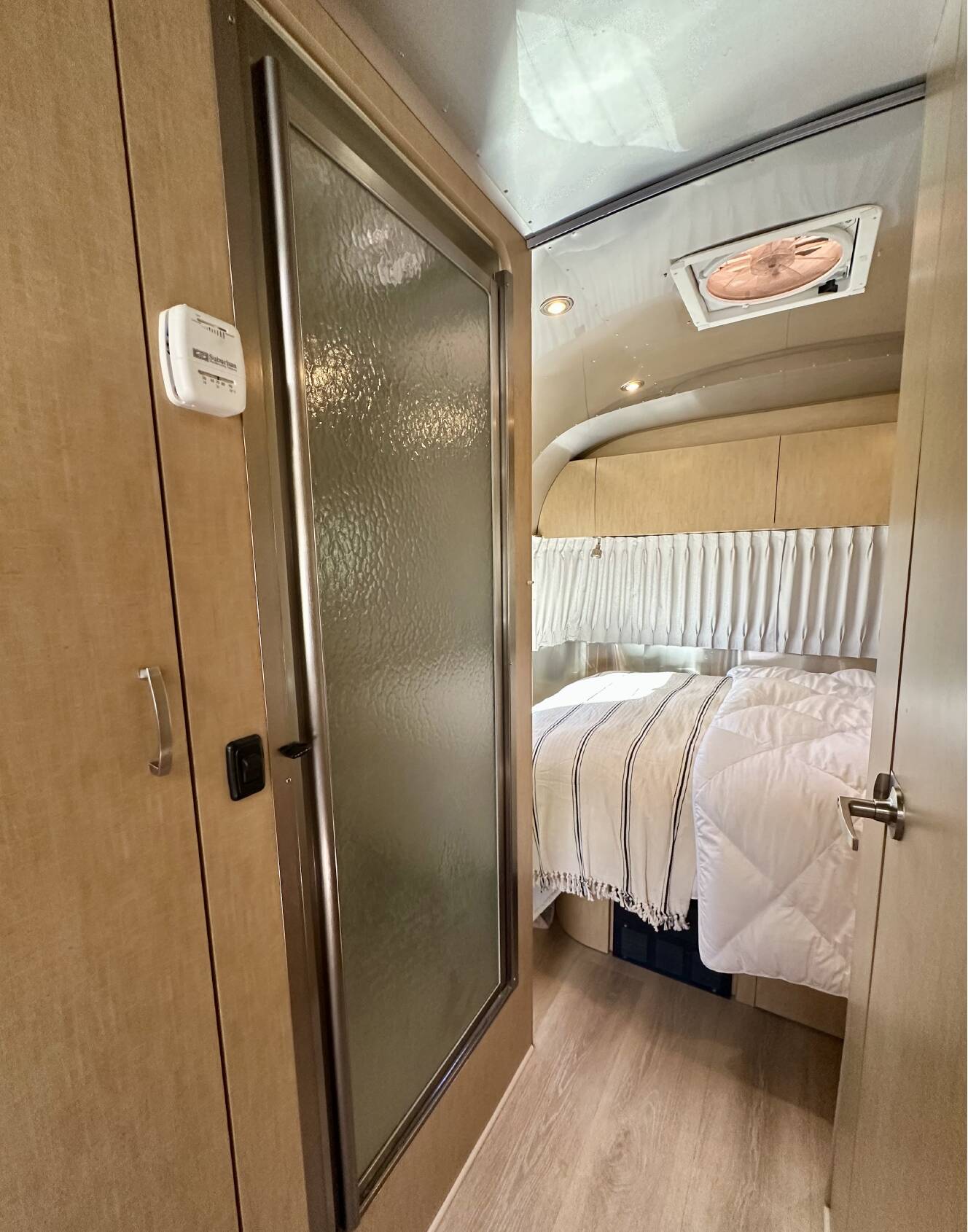 A photo of this 2009 Airstream FLYING CLOUD 25FB QUEEN