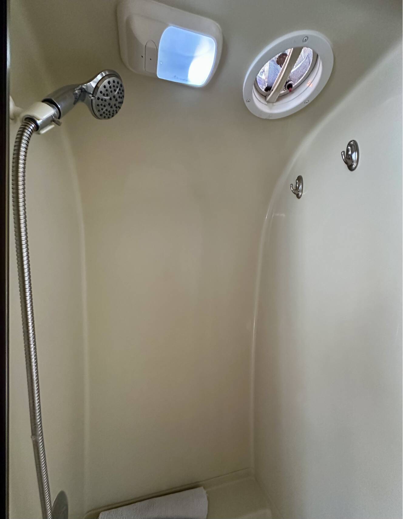 A photo of this 2009 Airstream FLYING CLOUD 25FB QUEEN
