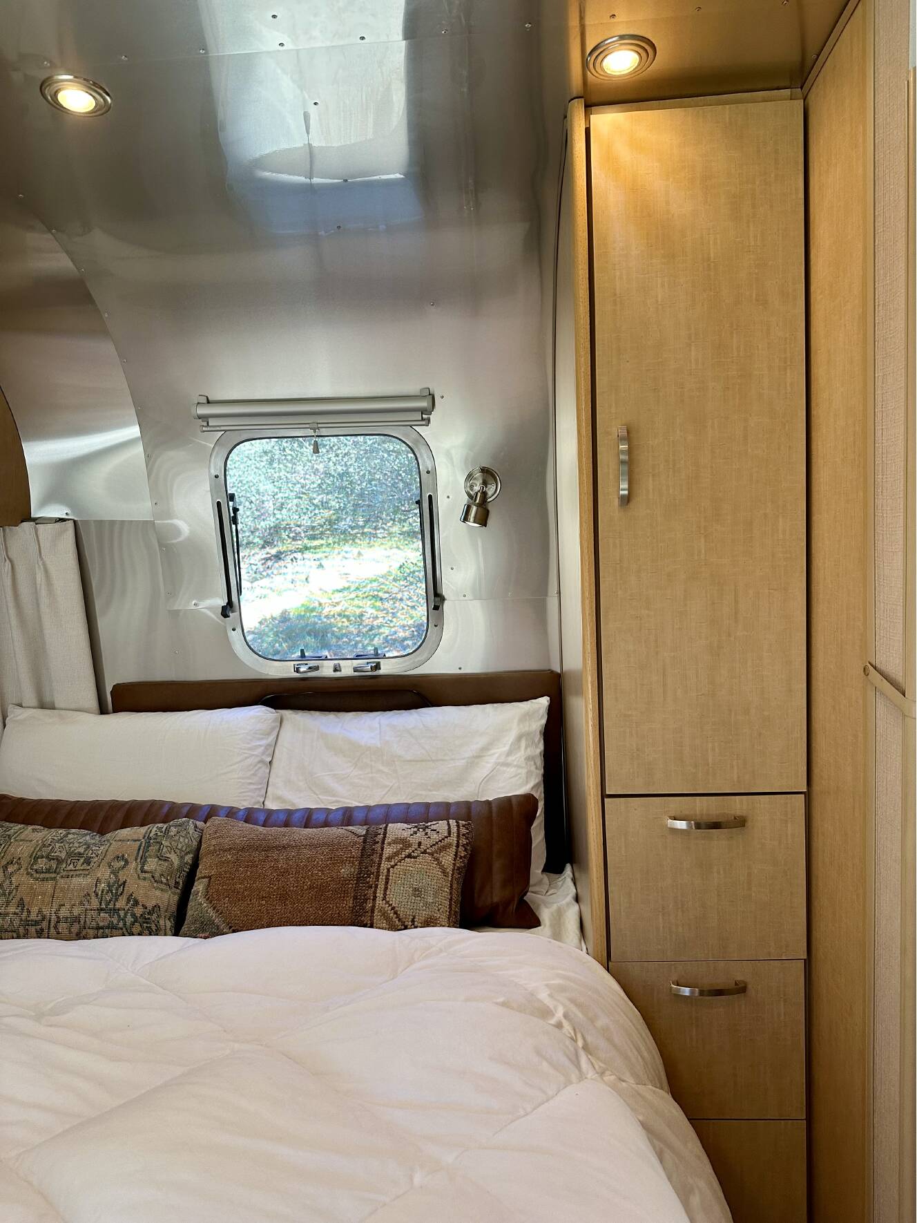A photo of this 2009 Airstream FLYING CLOUD 25FB QUEEN