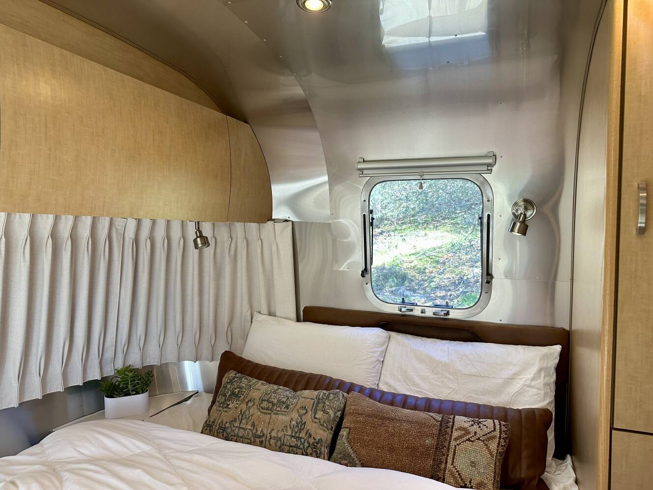 A photo of this 2009 Airstream FLYING CLOUD 25FB QUEEN