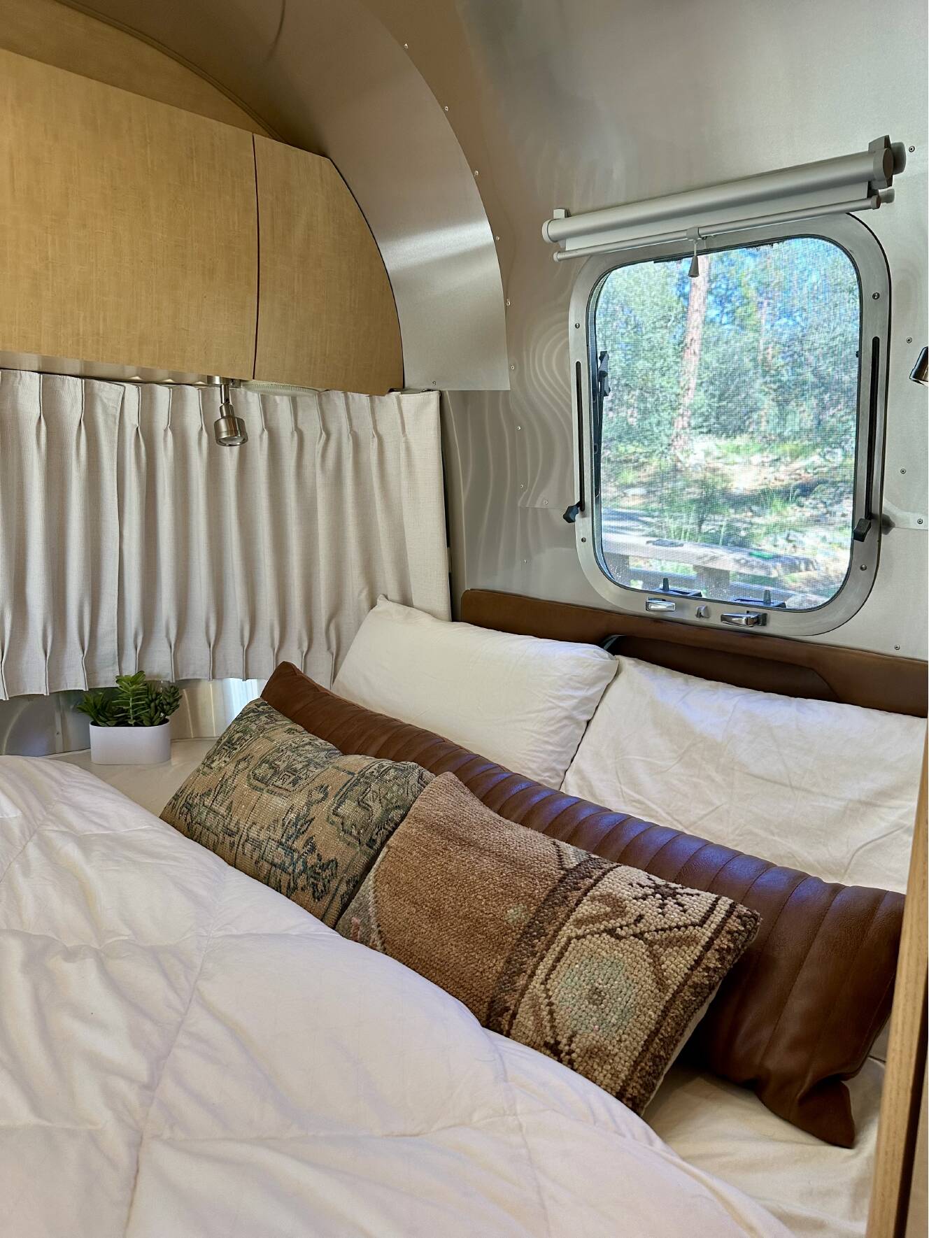 A photo of this 2009 Airstream FLYING CLOUD 25FB QUEEN
