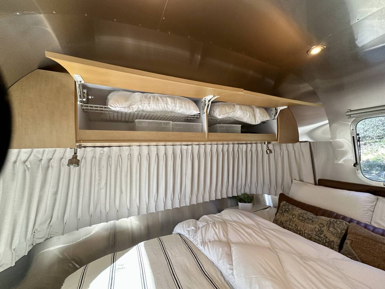 A photo of this 2009 Airstream FLYING CLOUD 25FB QUEEN