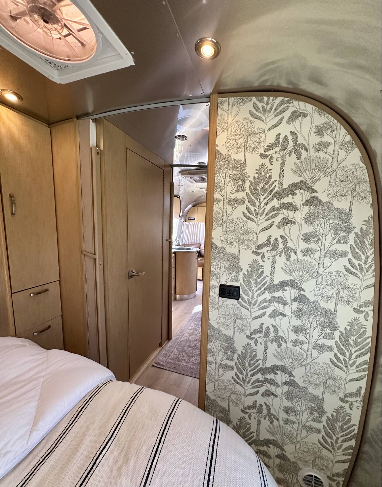 A photo of this 2009 Airstream FLYING CLOUD 25FB QUEEN