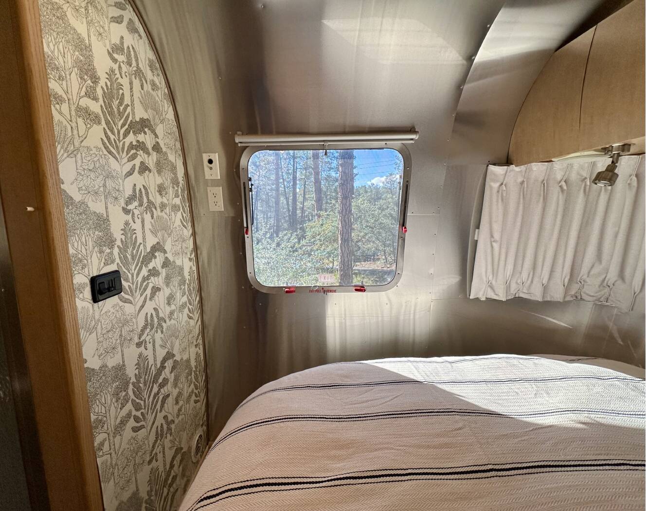 A photo of this 2009 Airstream FLYING CLOUD 25FB QUEEN