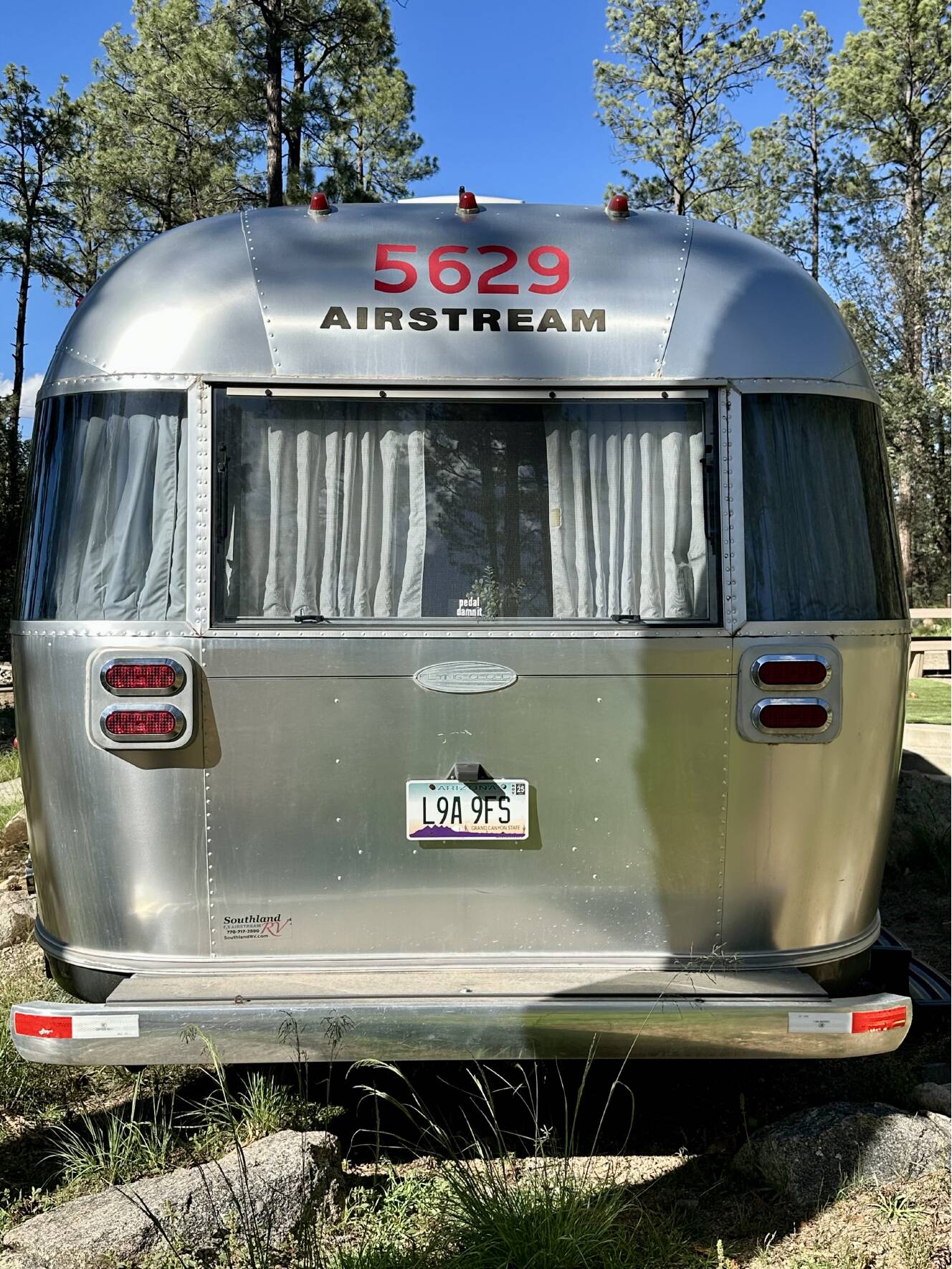 A photo of this 2009 Airstream FLYING CLOUD 25FB QUEEN