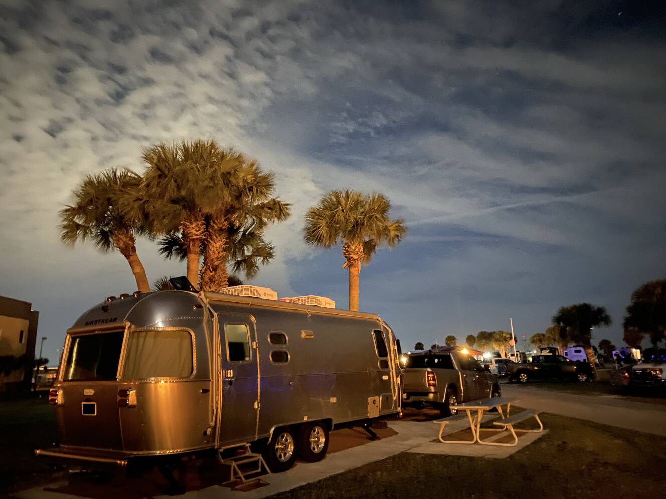 A photo of this 2024 Airstream FLYING CLOUD 25FB TWIN