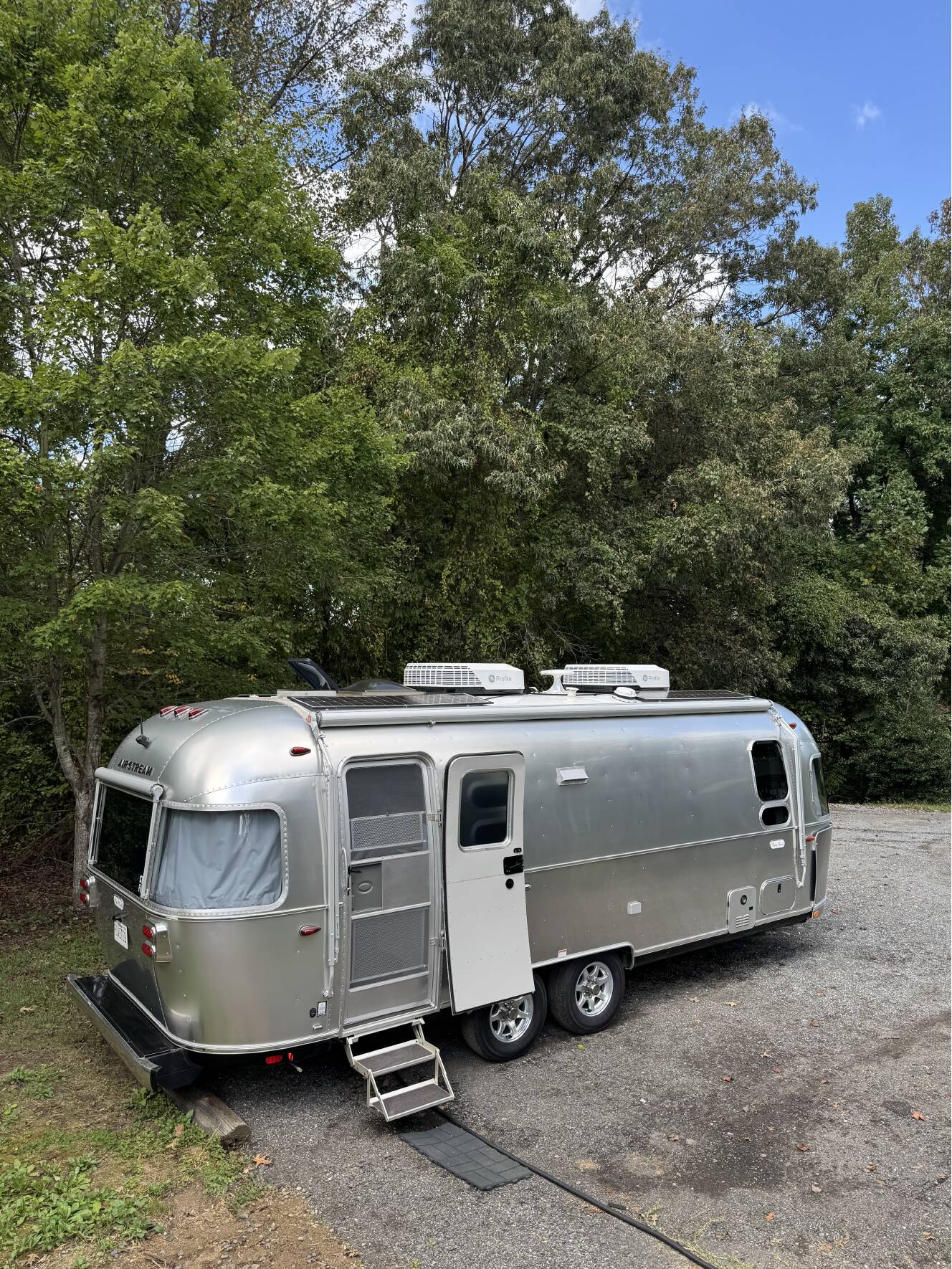 A photo of this 2024 Airstream FLYING CLOUD 25FB TWIN