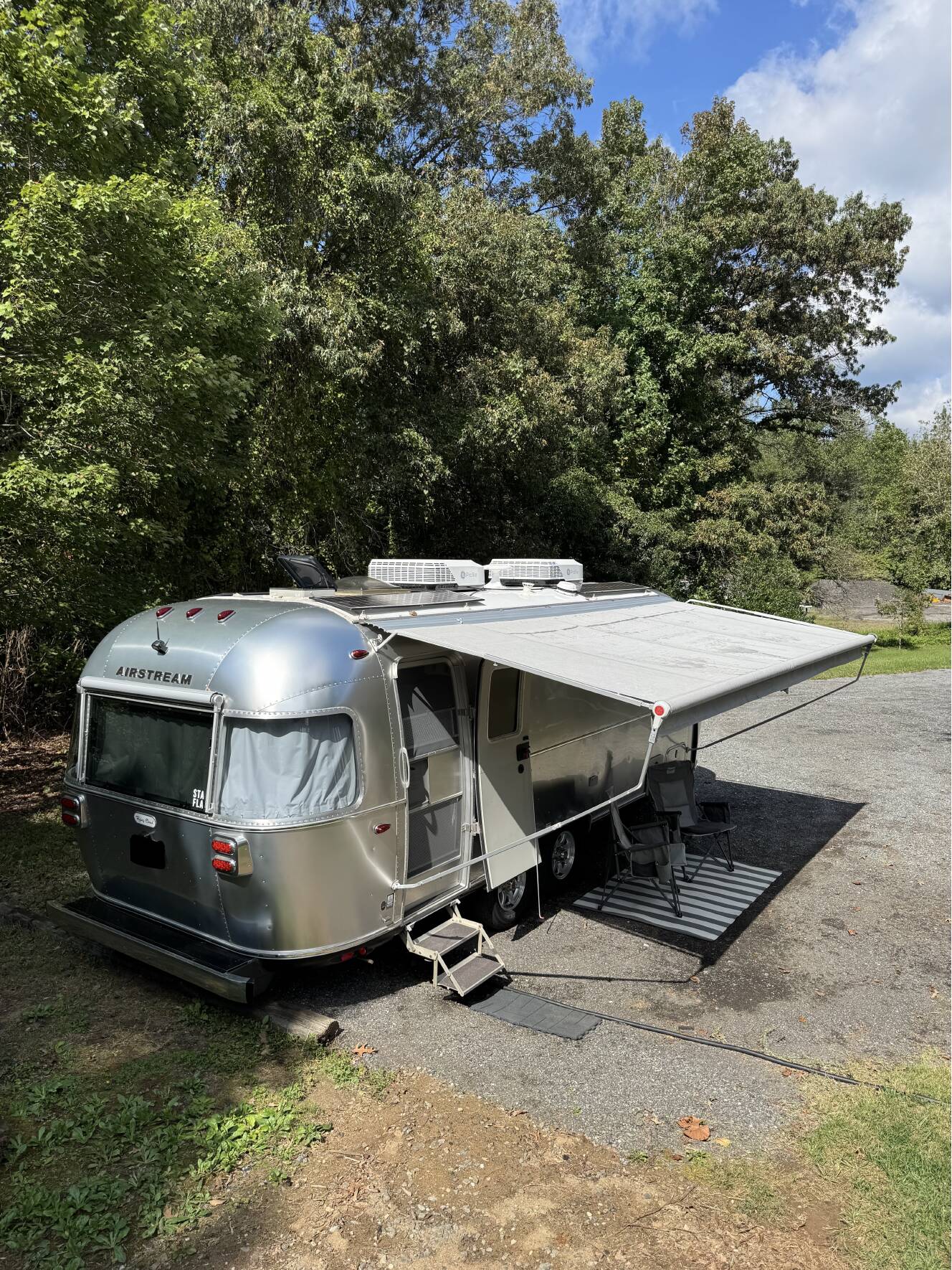 A photo of this 2024 Airstream FLYING CLOUD 25FB TWIN