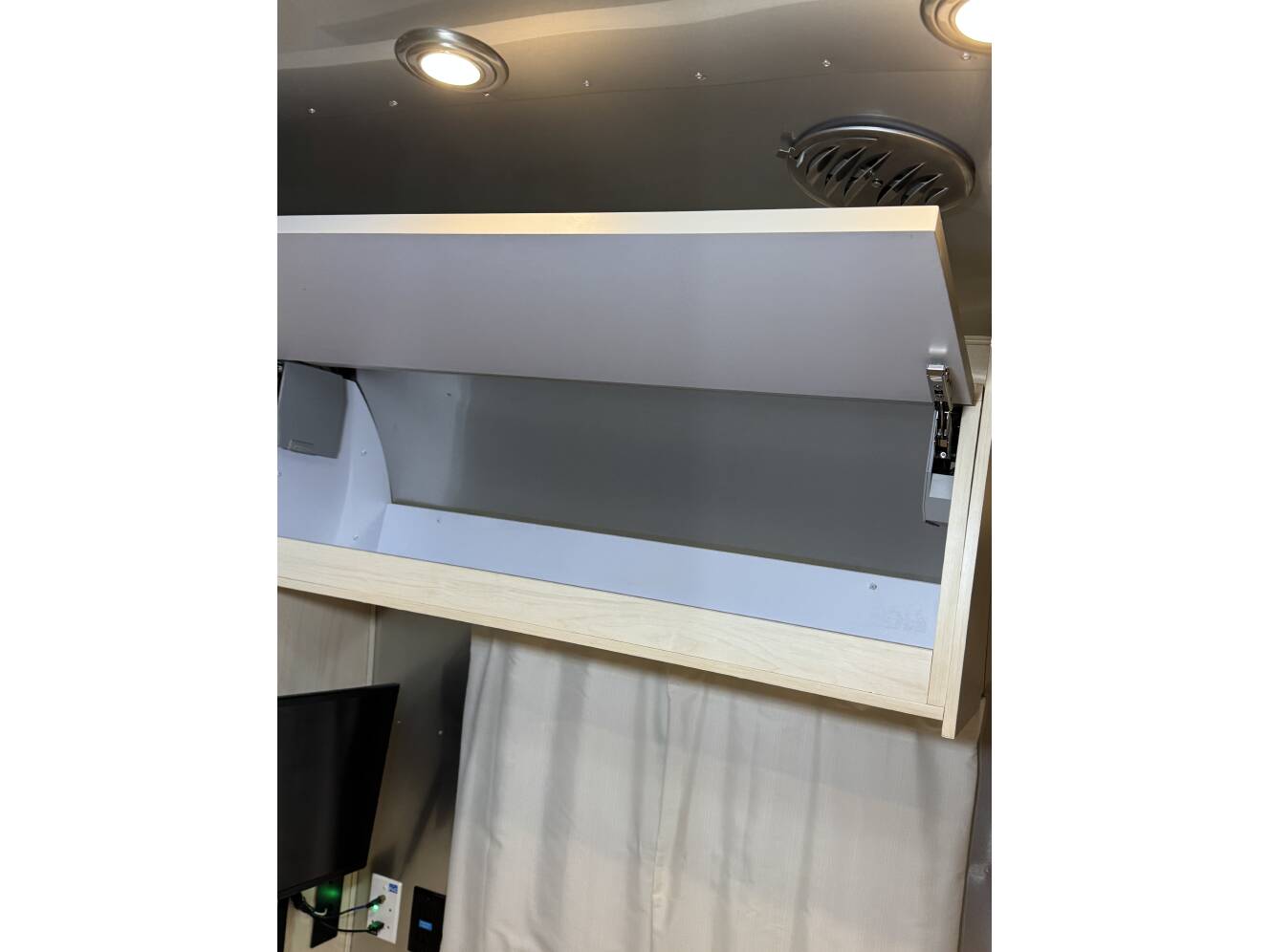 A photo of this 2024 Airstream FLYING CLOUD 25FB TWIN