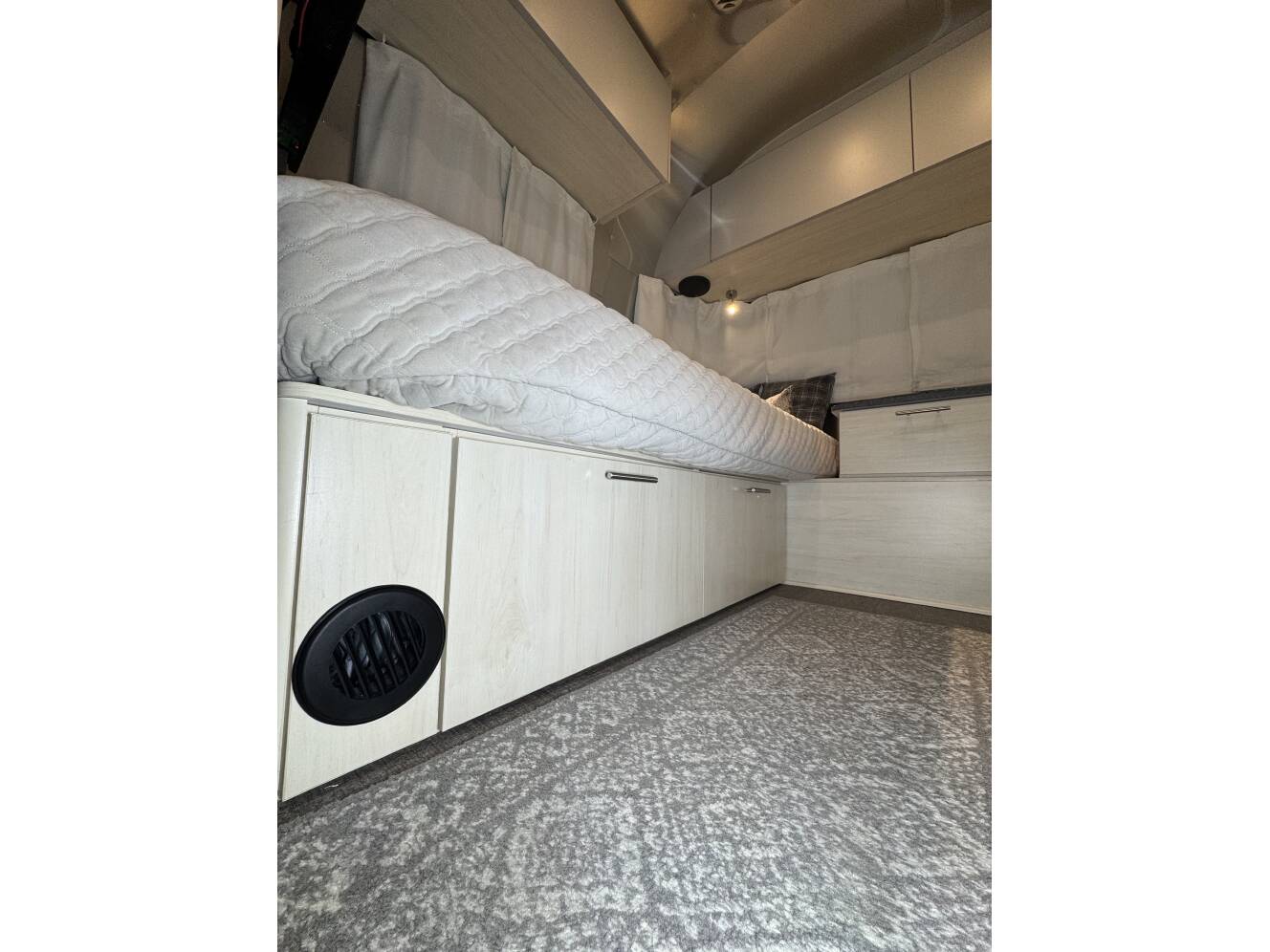 A photo of this 2024 Airstream FLYING CLOUD 25FB TWIN