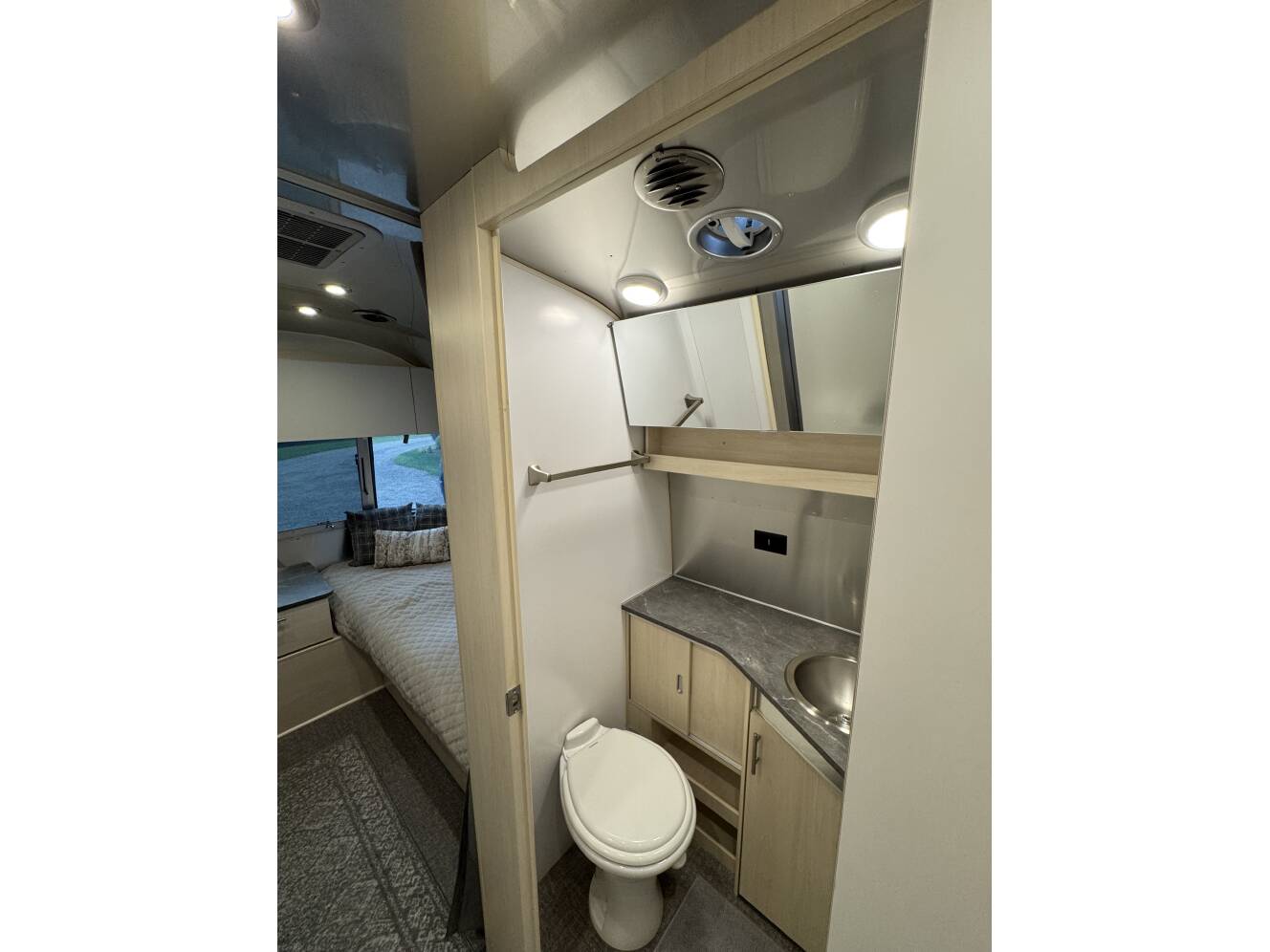 A photo of this 2024 Airstream FLYING CLOUD 25FB TWIN