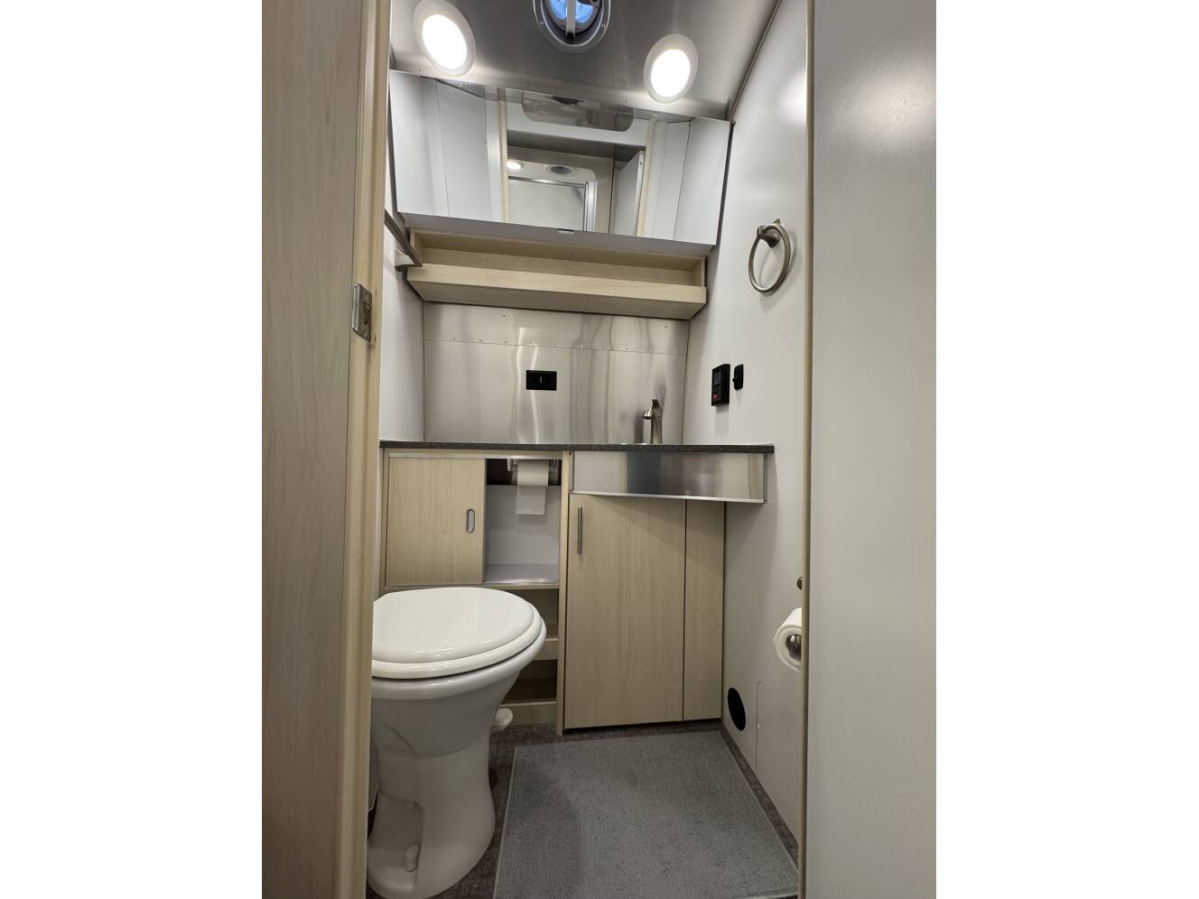 A photo of this 2024 Airstream FLYING CLOUD 25FB TWIN