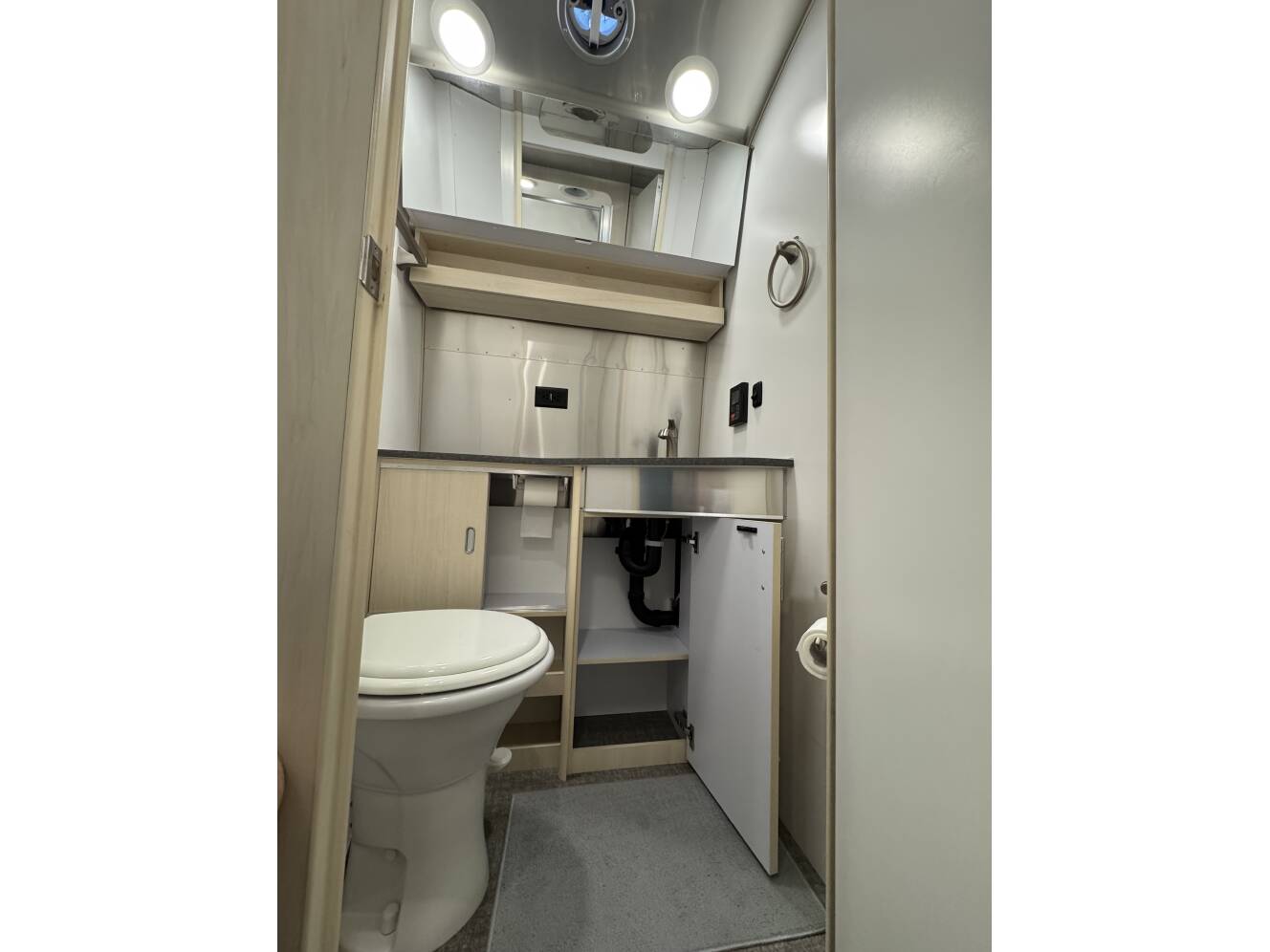 A photo of this 2024 Airstream FLYING CLOUD 25FB TWIN