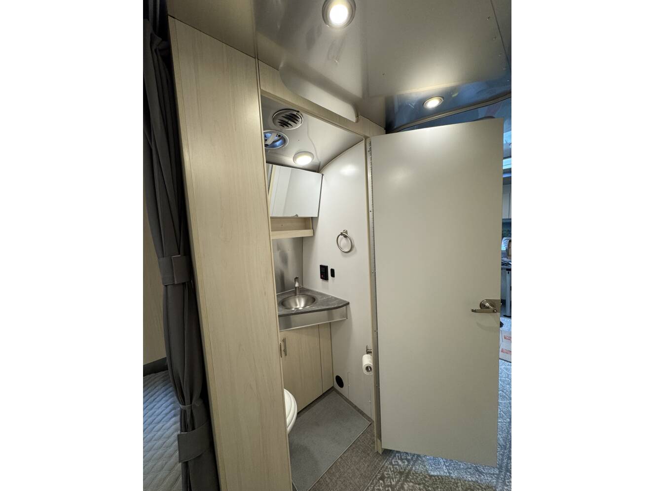 A photo of this 2024 Airstream FLYING CLOUD 25FB TWIN