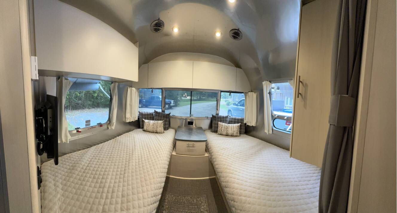 A photo of this 2024 Airstream FLYING CLOUD 25FB TWIN