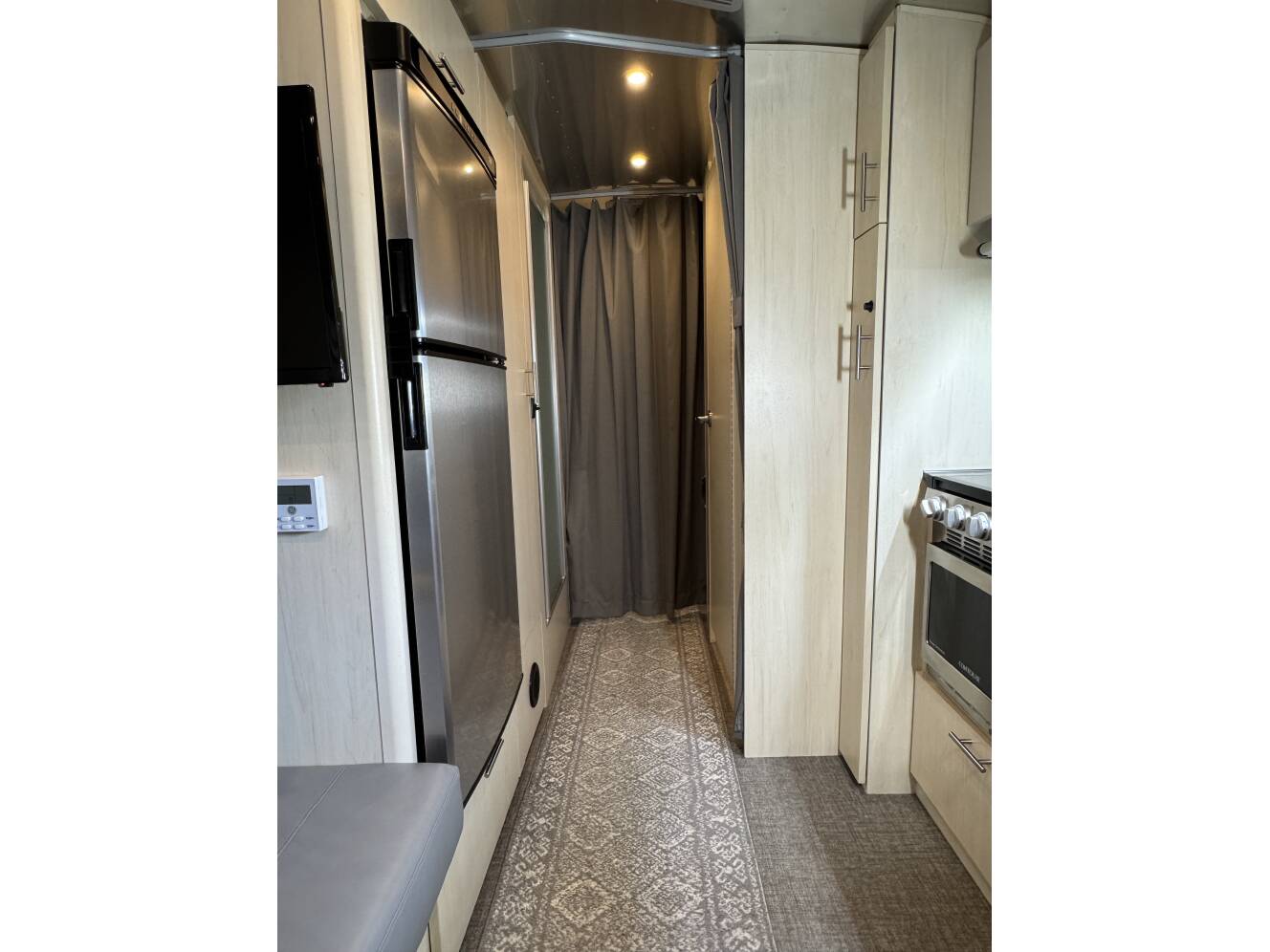A photo of this 2024 Airstream FLYING CLOUD 25FB TWIN