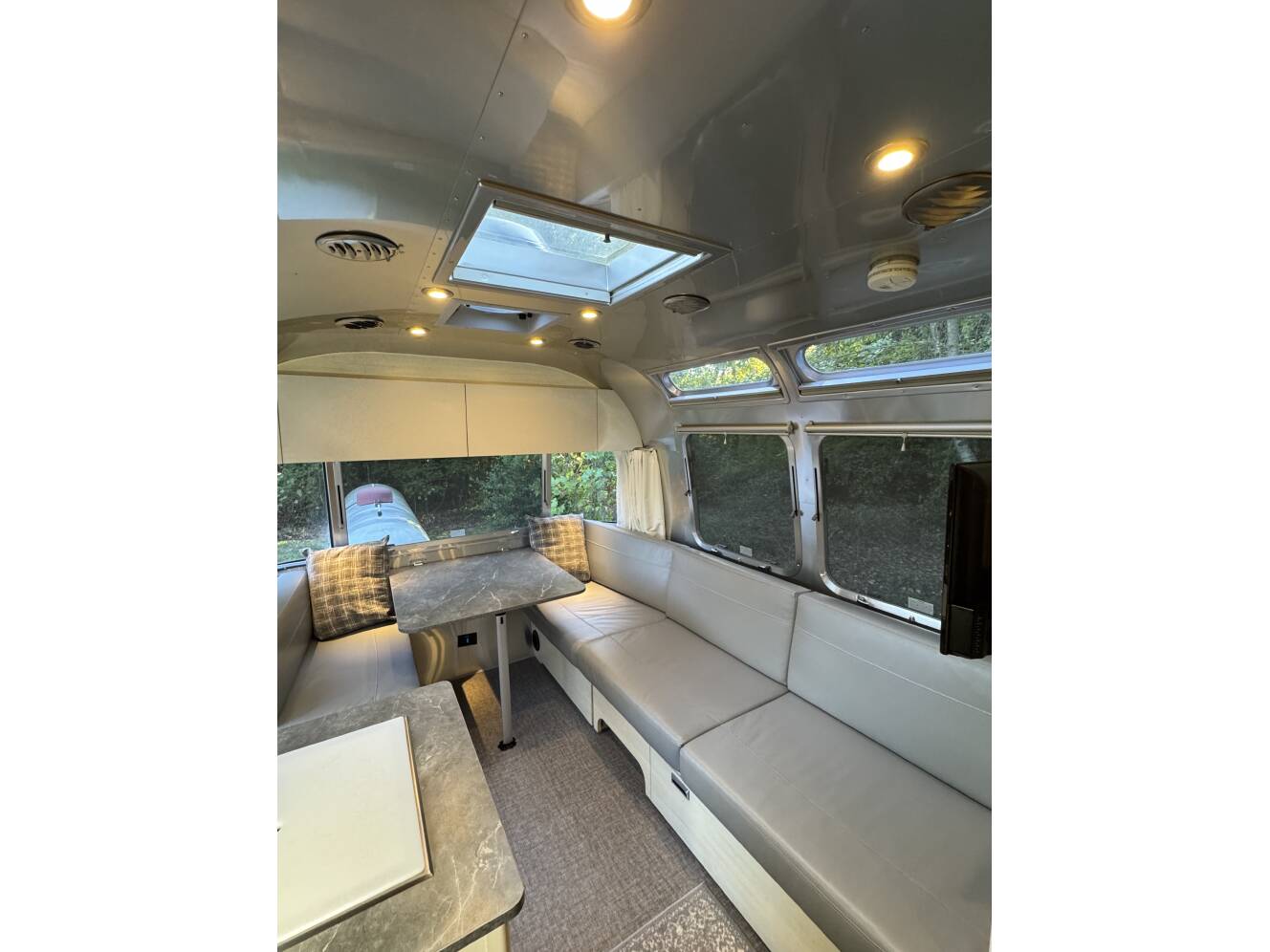 A photo of this 2024 Airstream FLYING CLOUD 25FB TWIN