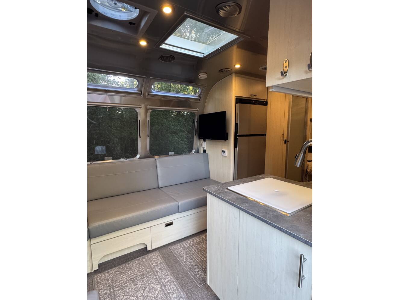 A photo of this 2024 Airstream FLYING CLOUD 25FB TWIN