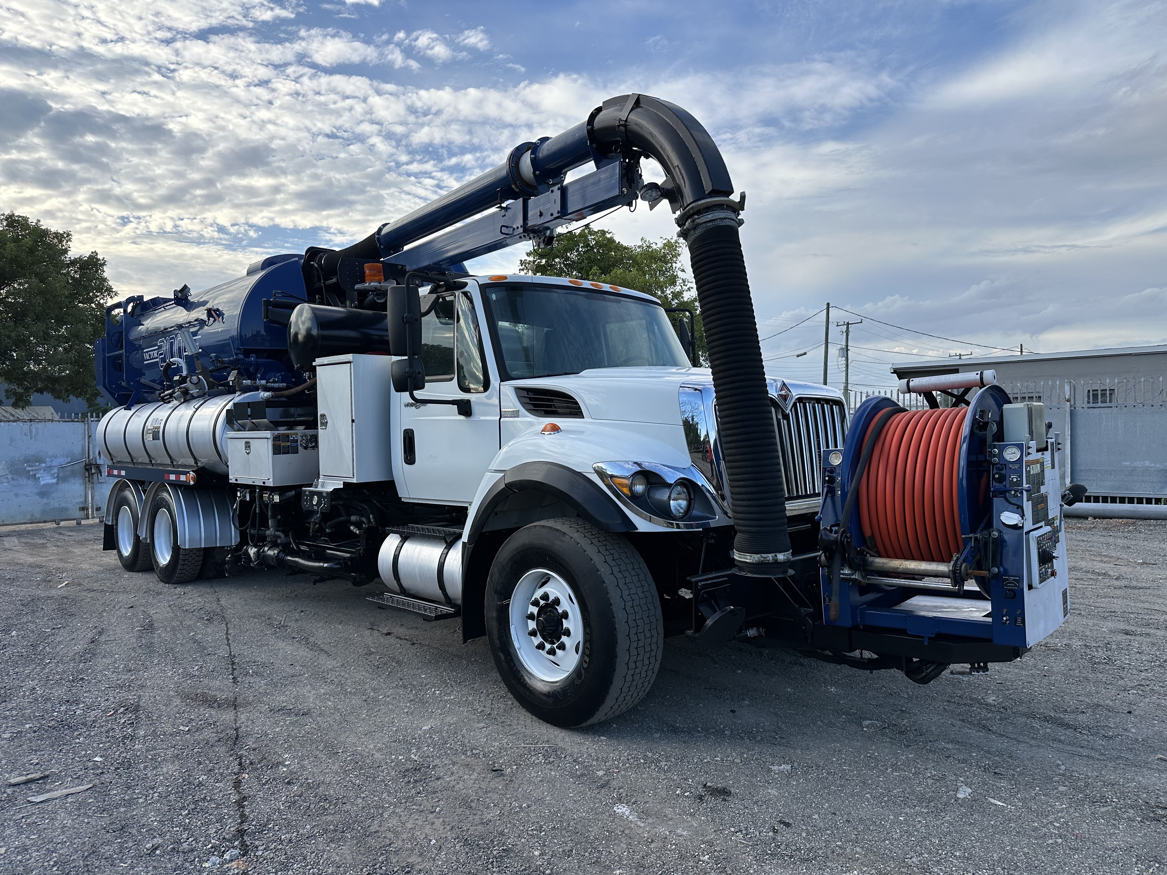 2010 INTERNATIONAL 7500 in Miami, FL