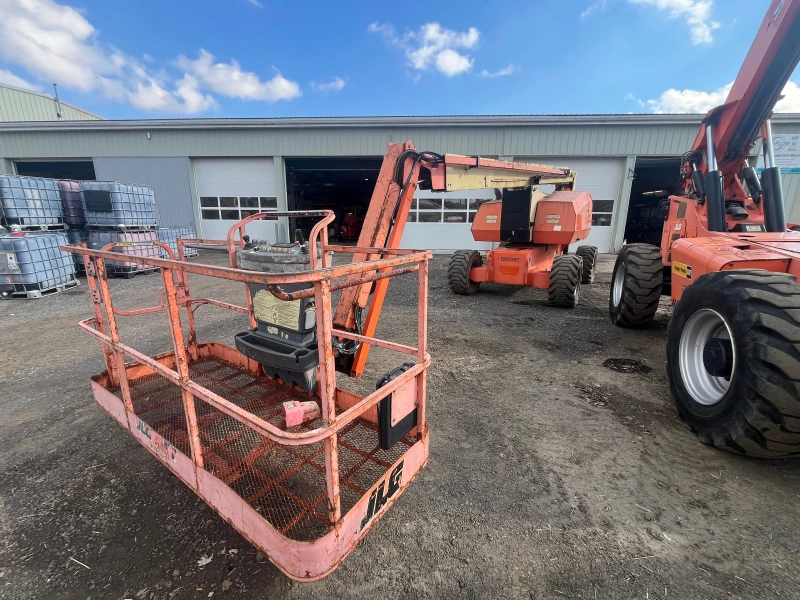 2011 JLG 800AJ