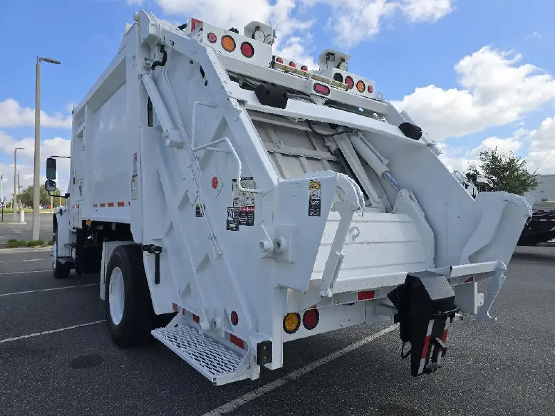 2015 FREIGHTLINER BUSINESS CLASS M2 106