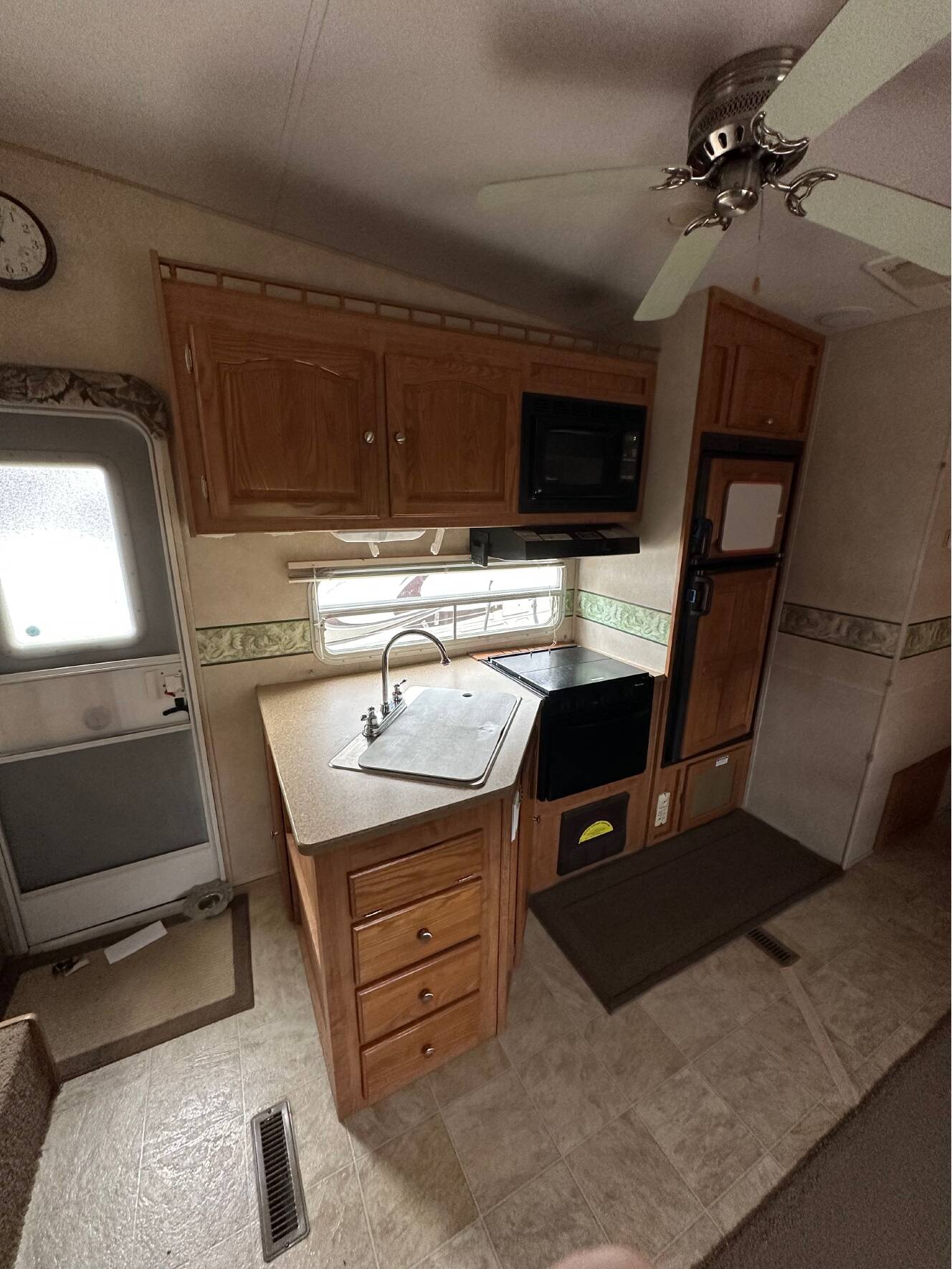 A photo of this 2006 Flagstaff CLASSIC SUPER LITE 8528BHSS