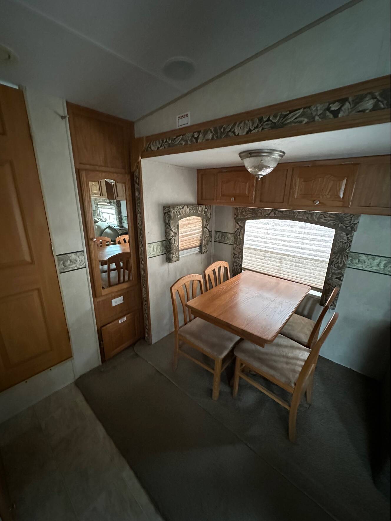 A photo of this 2006 Flagstaff CLASSIC SUPER LITE 8528BHSS