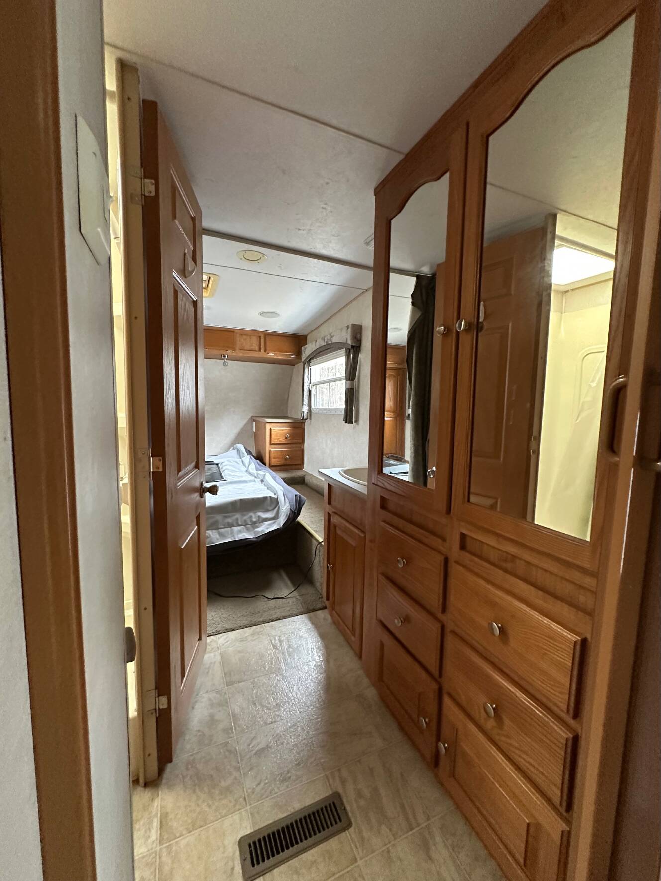 A photo of this 2006 Flagstaff CLASSIC SUPER LITE 8528BHSS