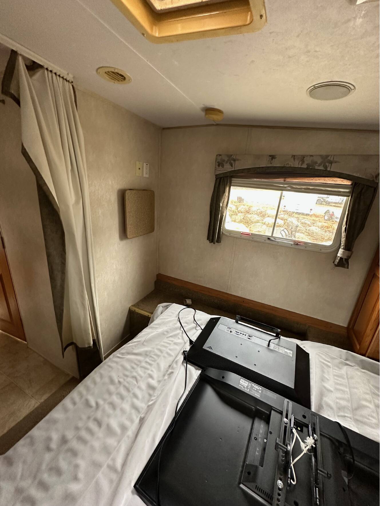 A photo of this 2006 Flagstaff CLASSIC SUPER LITE 8528BHSS