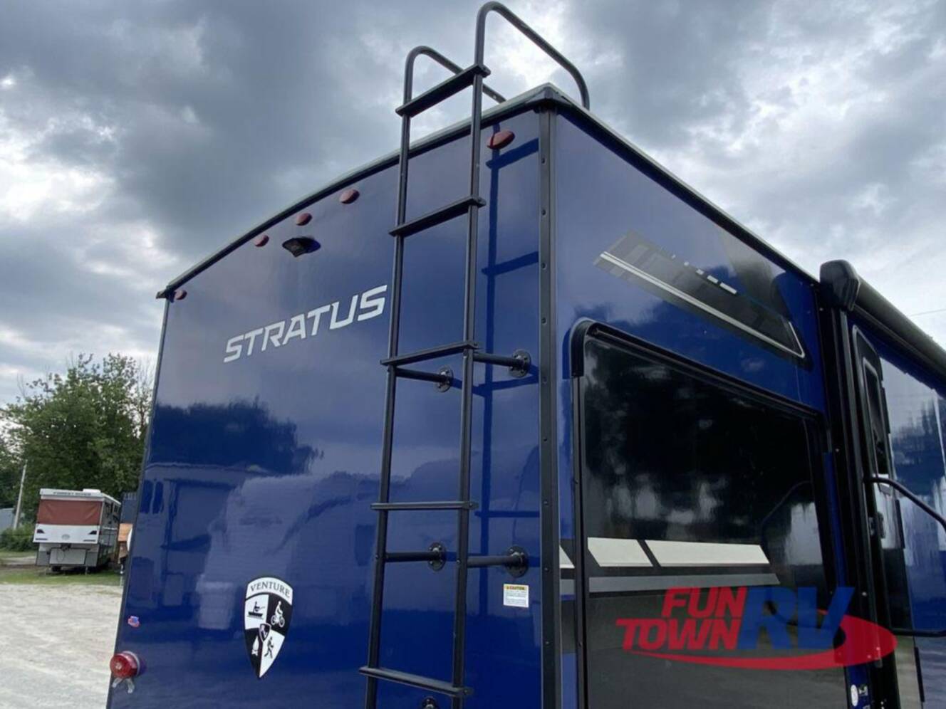 A photo of this 2024 Venture Rv Stratus SR261VRB