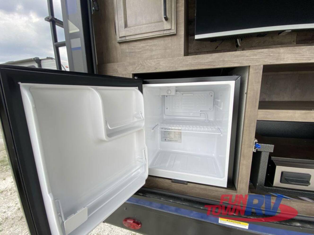 A photo of this 2024 Venture Rv Stratus SR261VRB