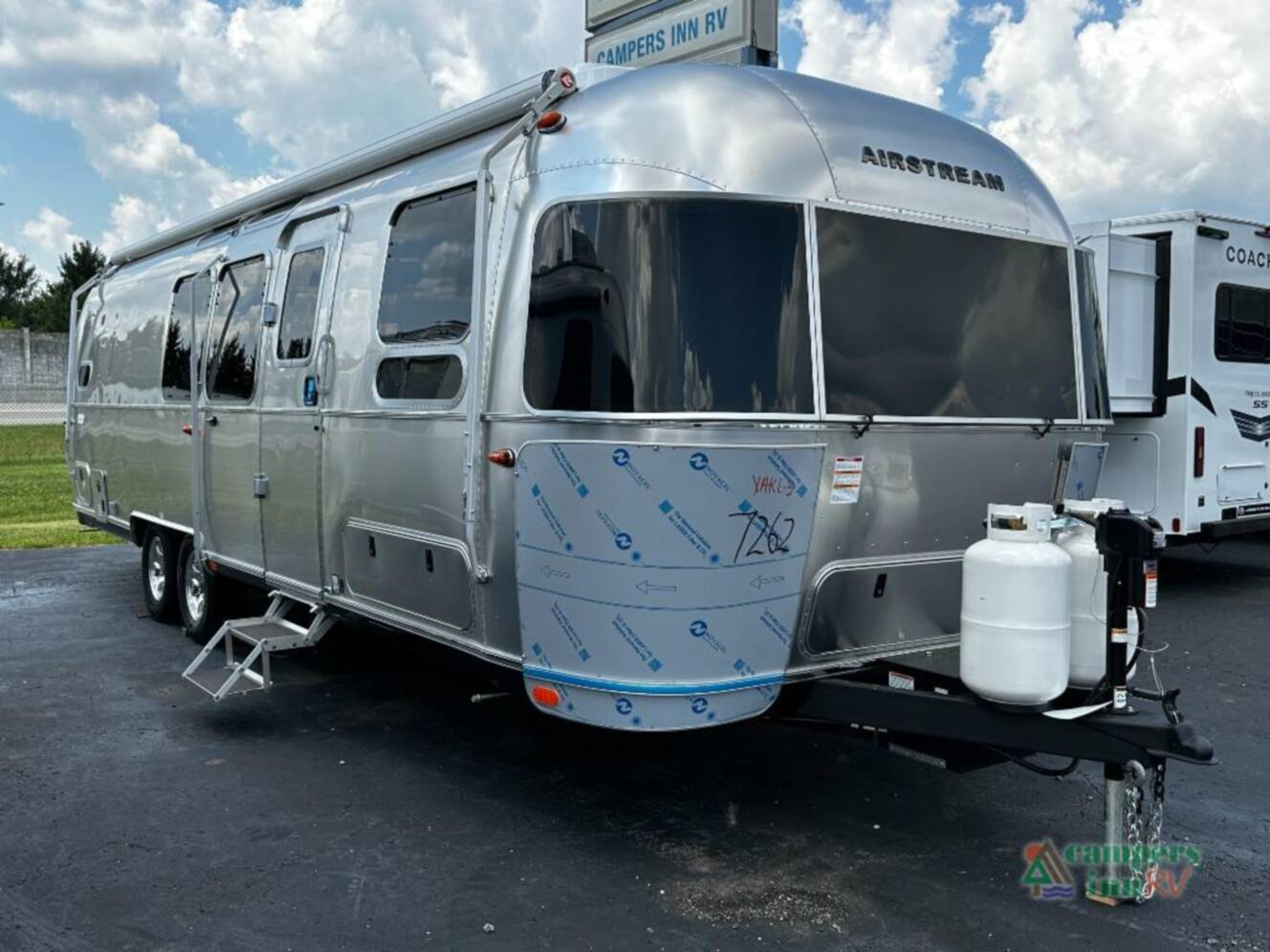 A photo of this 2026 Airstream Flying Cloud 30FBBT