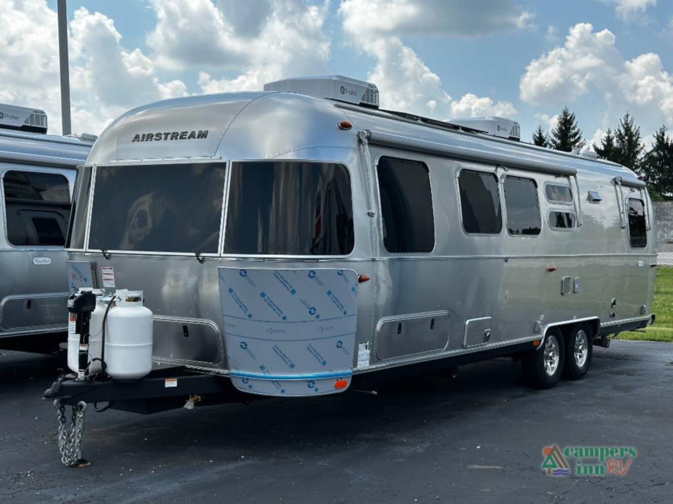 A photo of this 2026 Airstream Flying Cloud 30FBBT