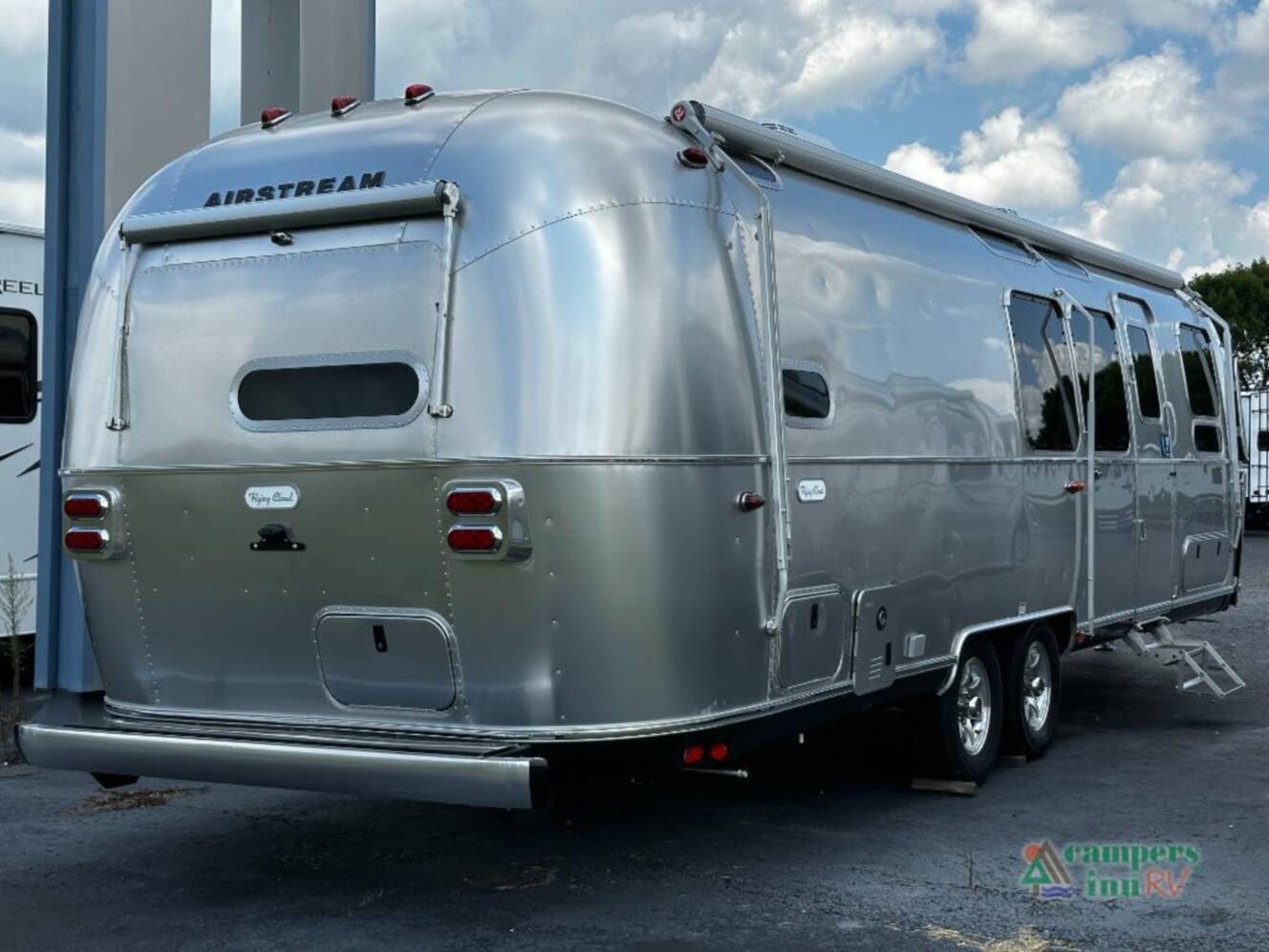A photo of this 2026 Airstream Flying Cloud 30FBBT