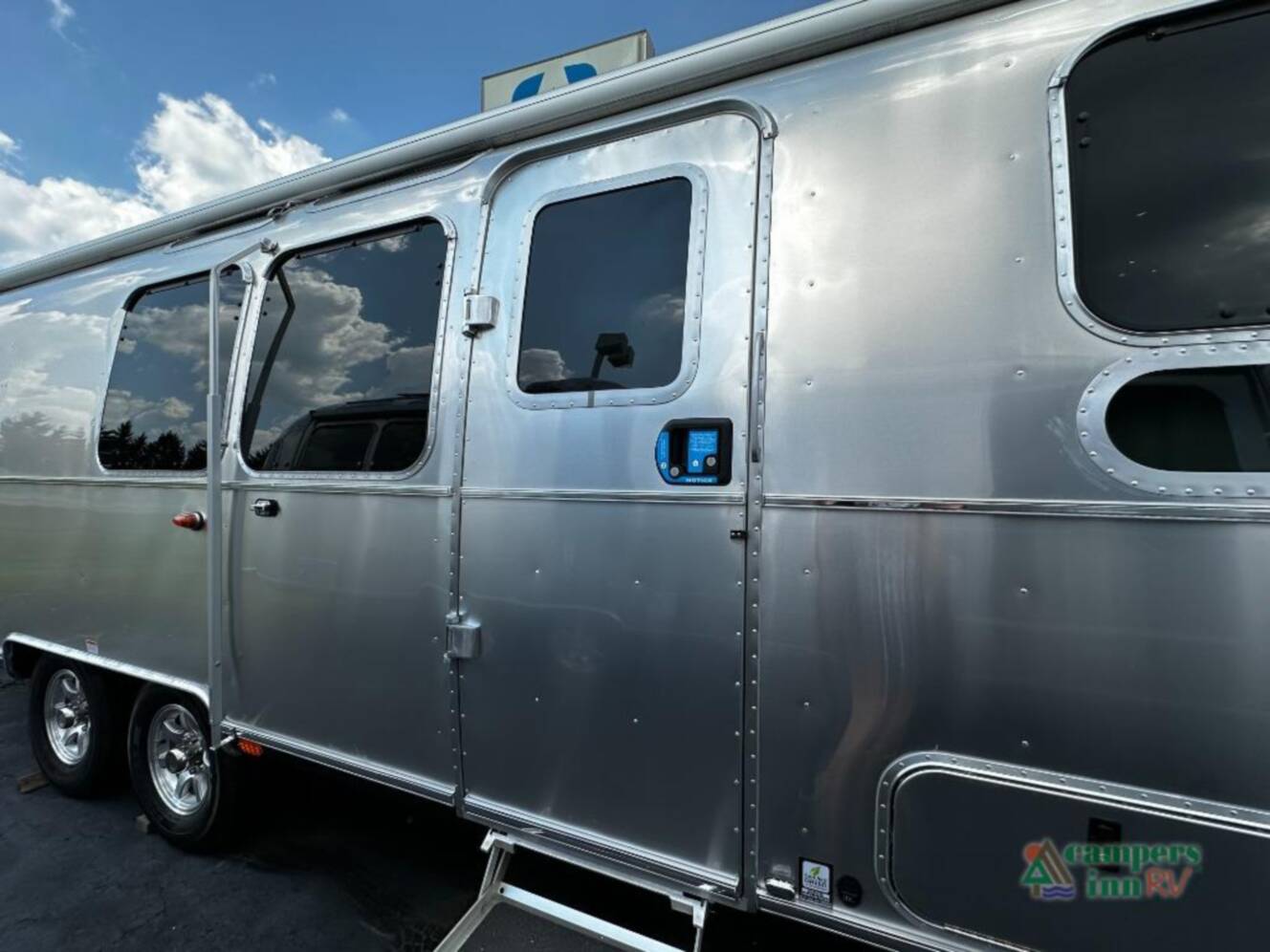 A photo of this 2026 Airstream Flying Cloud 30FBBT
