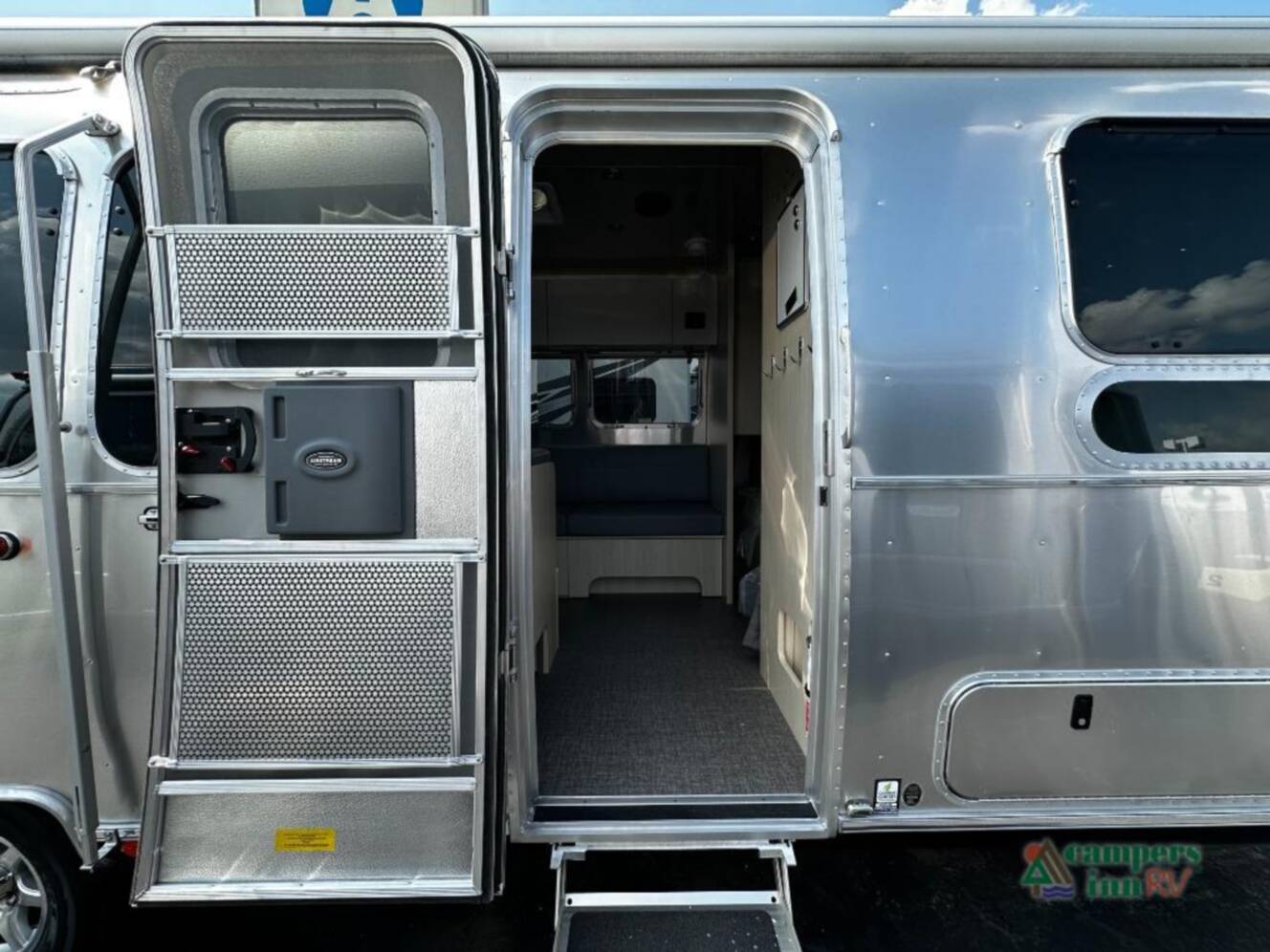 A photo of this 2026 Airstream Flying Cloud 30FBBT
