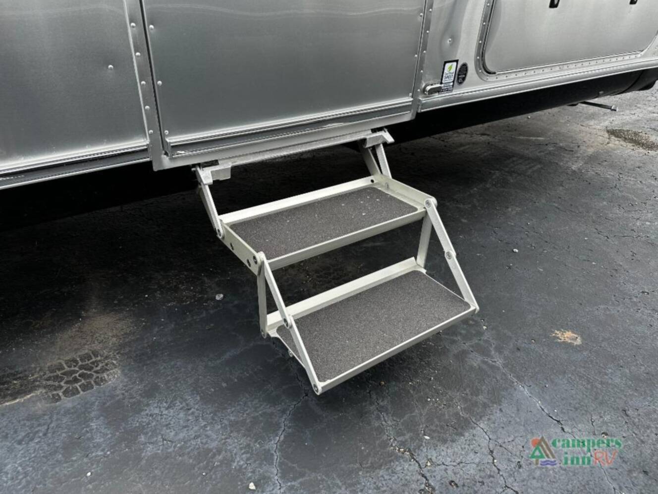 A photo of this 2026 Airstream Flying Cloud 30FBBT