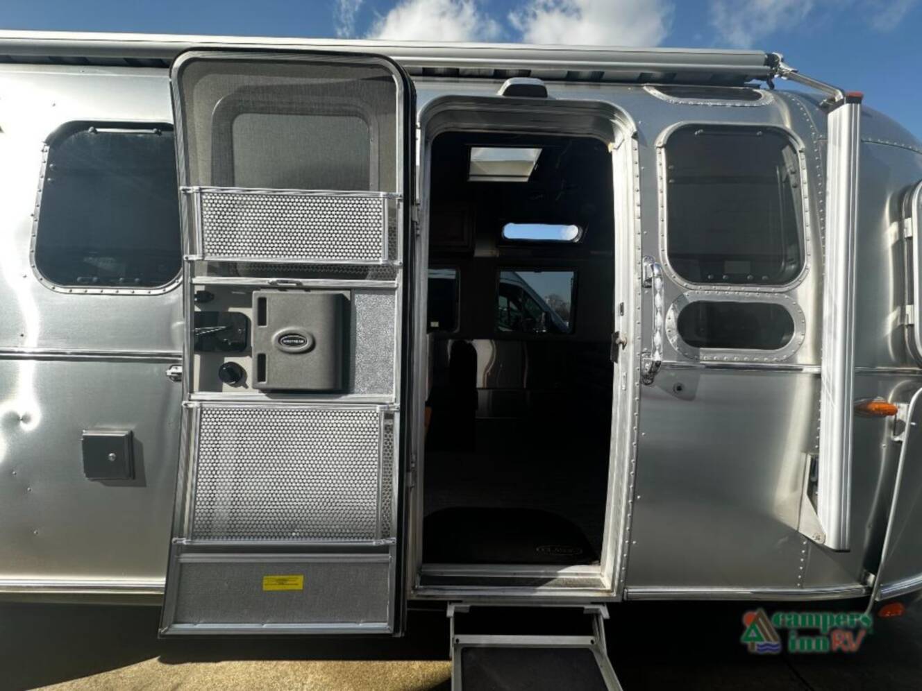 A photo of this 2017 Airstream Classic 30FQB
