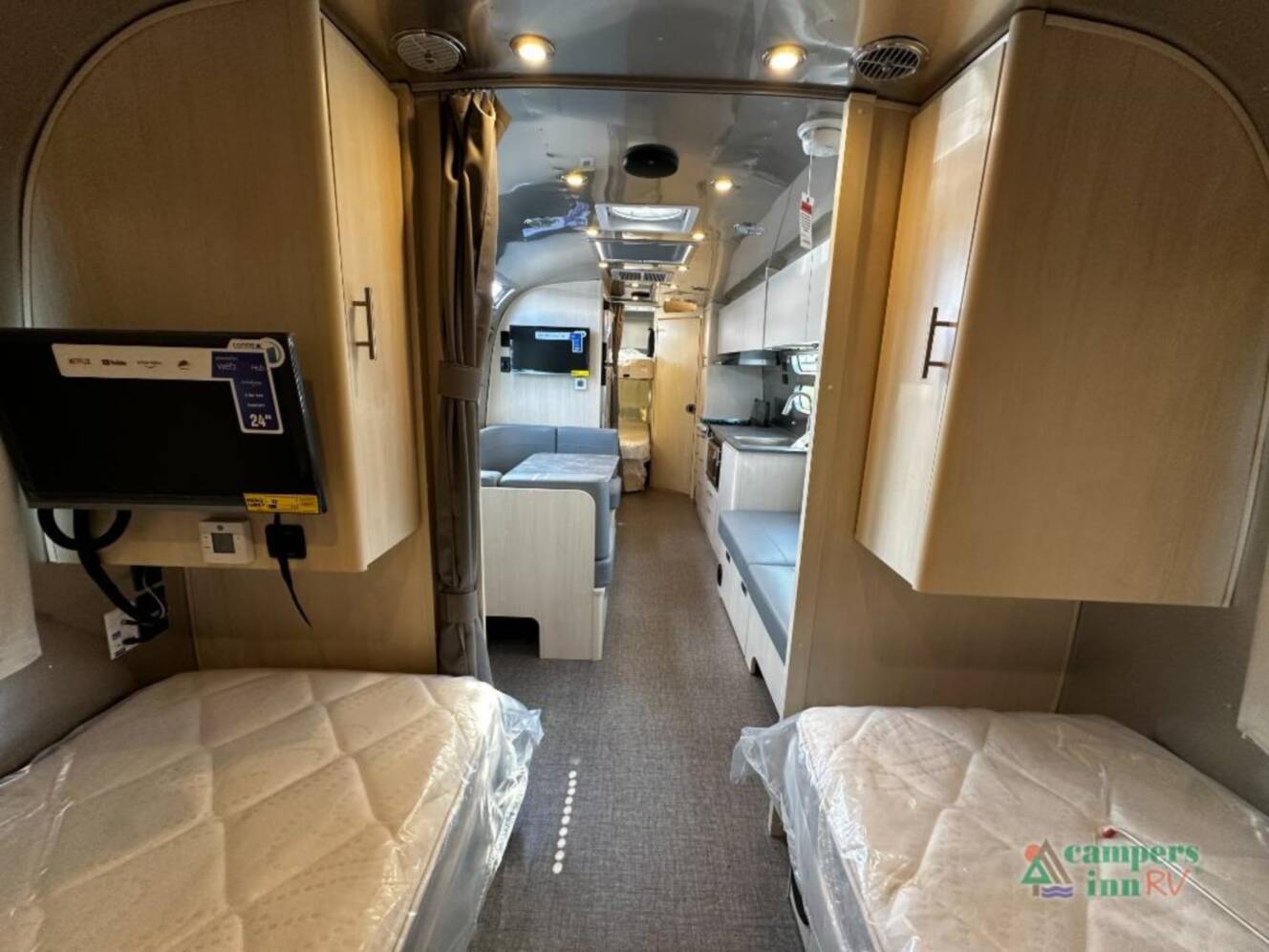 A photo of this 2026 Airstream Flying Cloud 30FBBT