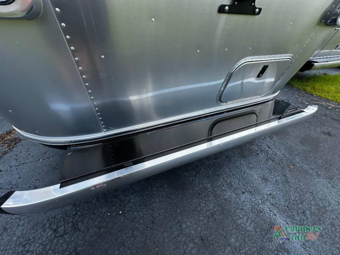 A photo of this 2026 Airstream Flying Cloud 30FBBT