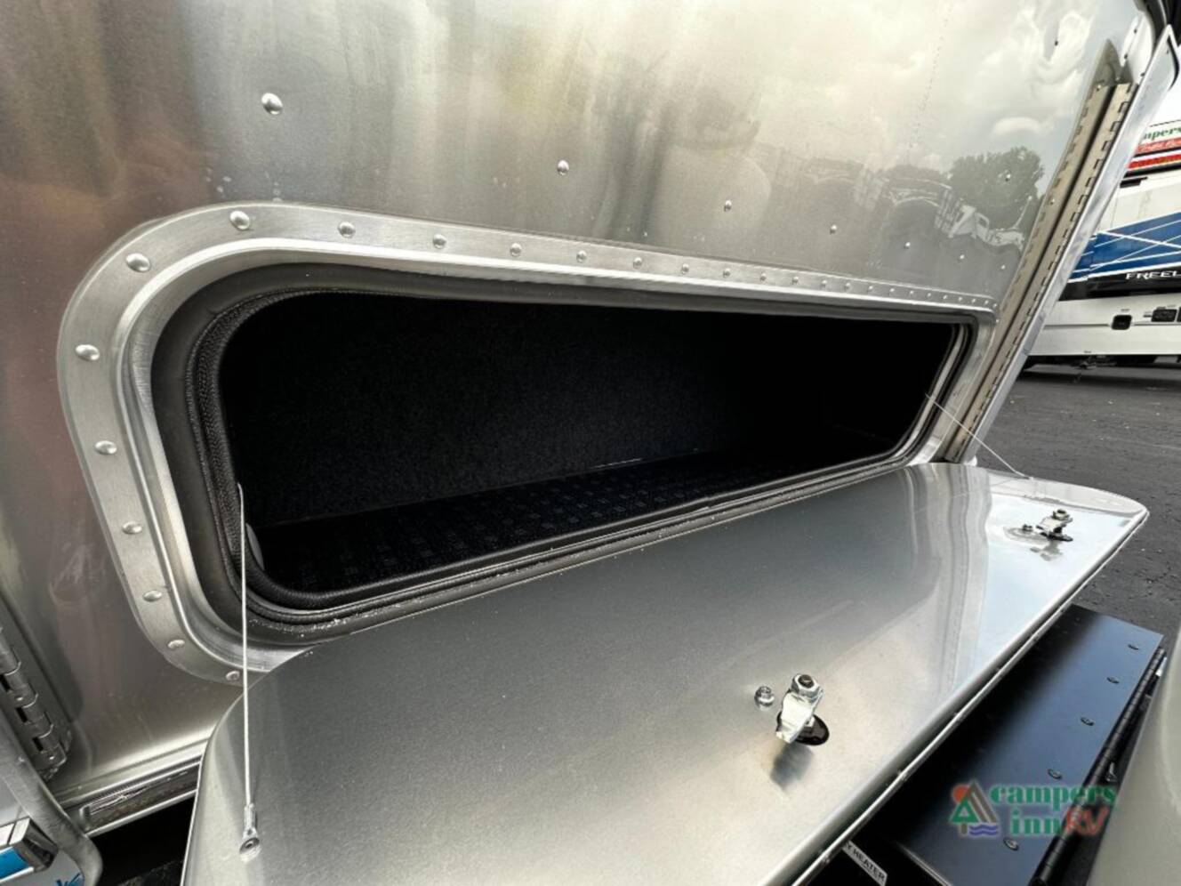 A photo of this 2026 Airstream Flying Cloud 30FBBT