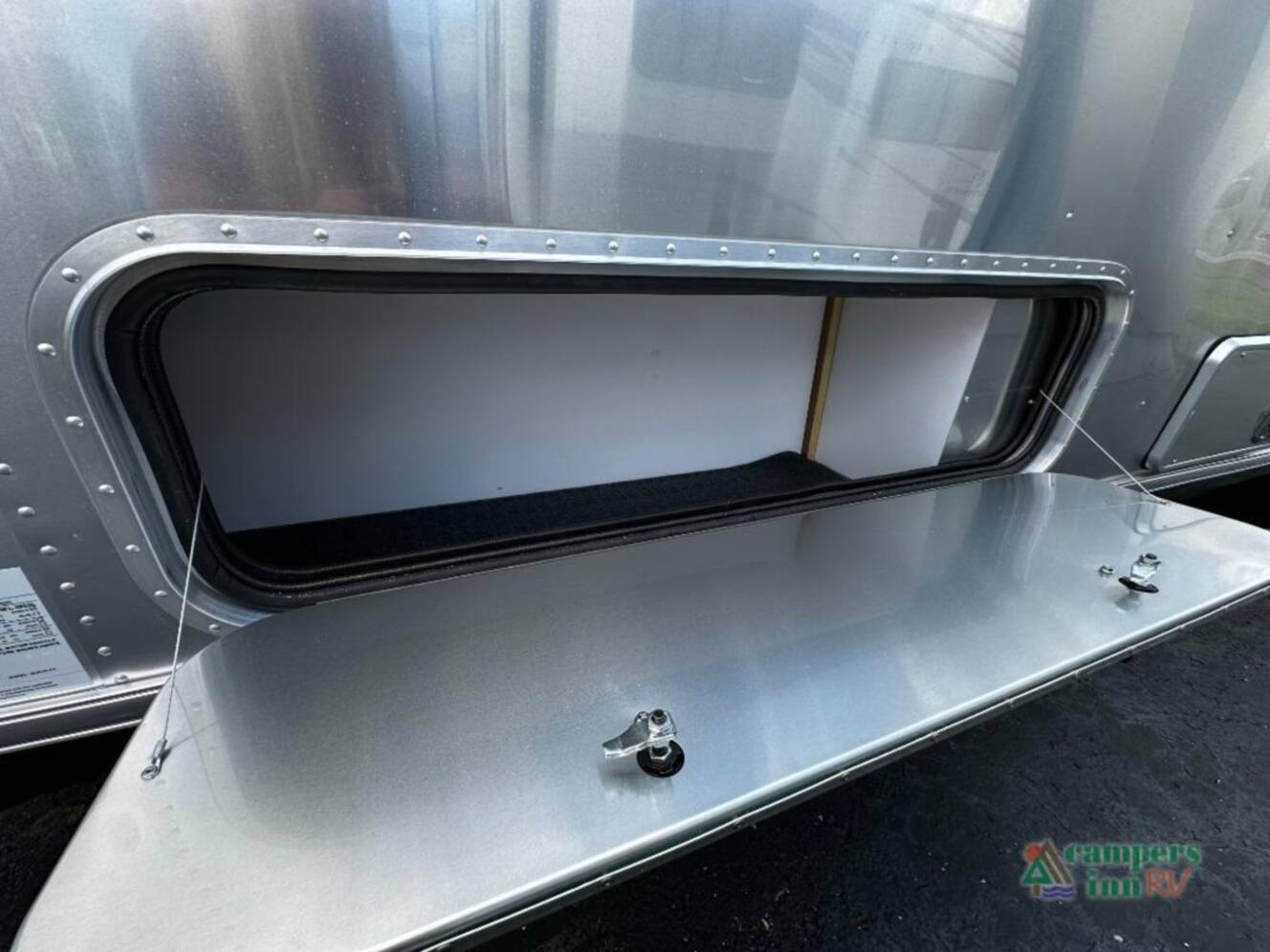 A photo of this 2026 Airstream Flying Cloud 30FBBT