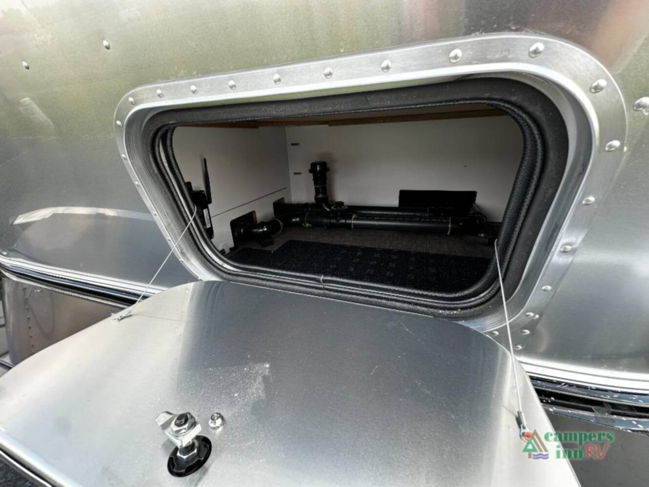 A photo of this 2026 Airstream Flying Cloud 30FBBT