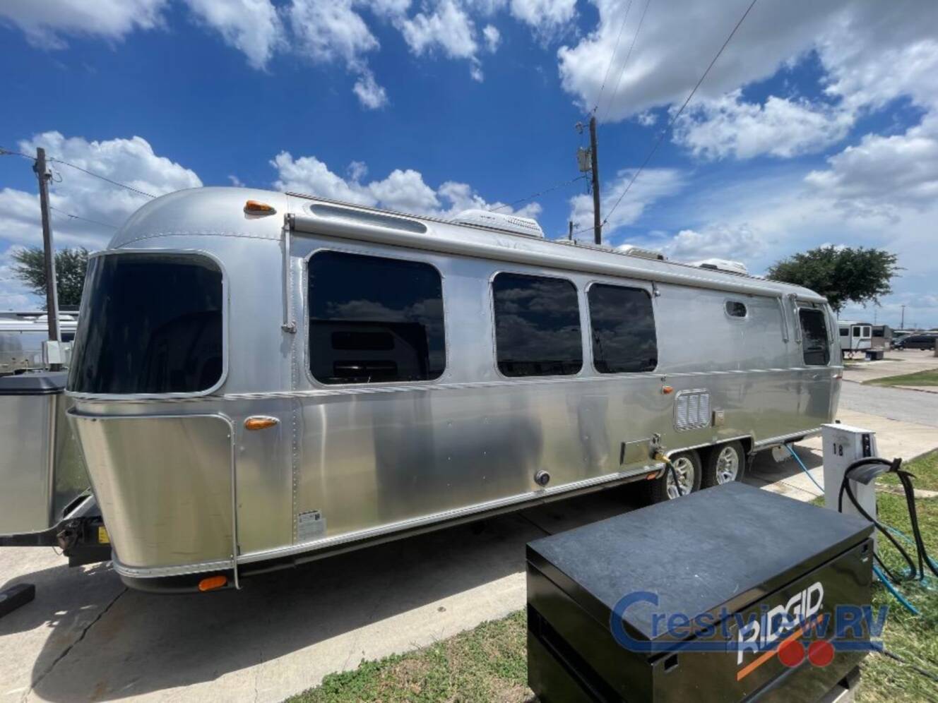 A photo of this 2019 Airstream Classic 30RB