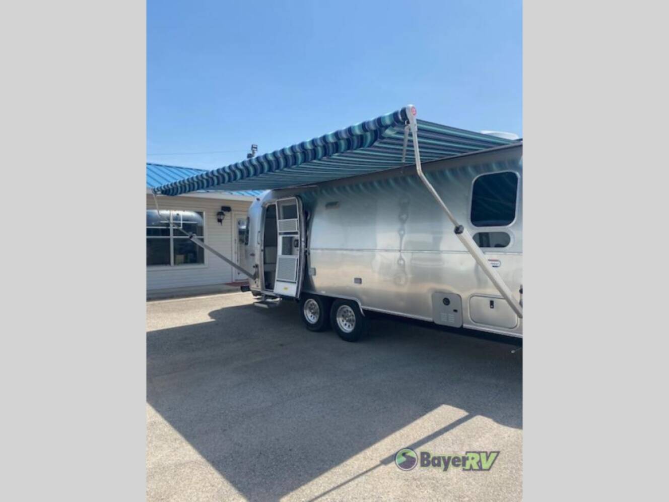 A photo of this 2025 Airstream International 25FB Twin
