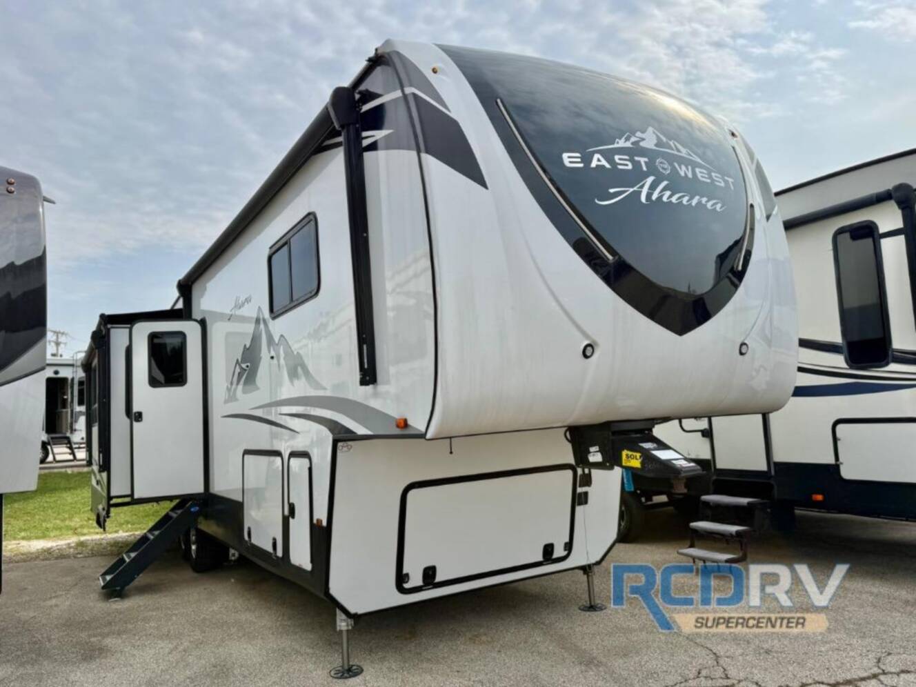 A photo of this 2023 East To West Ahara 365RL