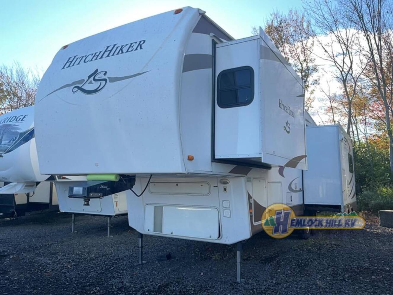 A photo of this 2009 Nuwa HitchHiker LS 32 5 FKSBG