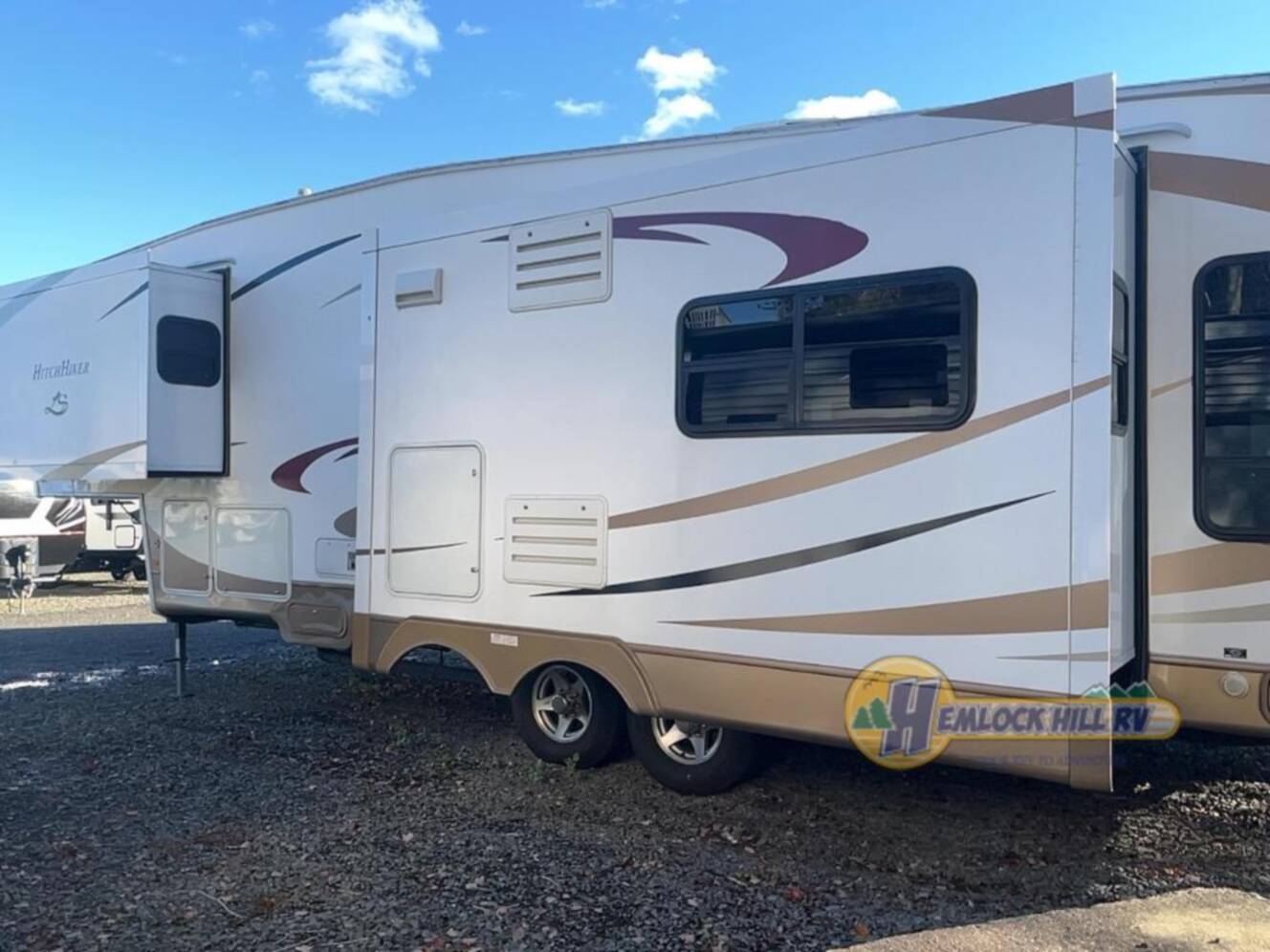 A photo of this 2009 Nuwa HitchHiker LS 32 5 FKSBG