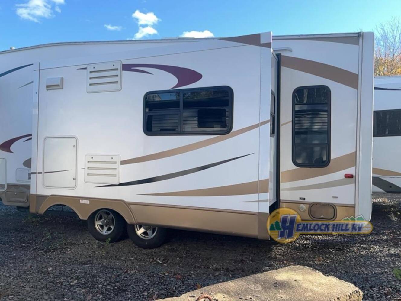 A photo of this 2009 Nuwa HitchHiker LS 32 5 FKSBG